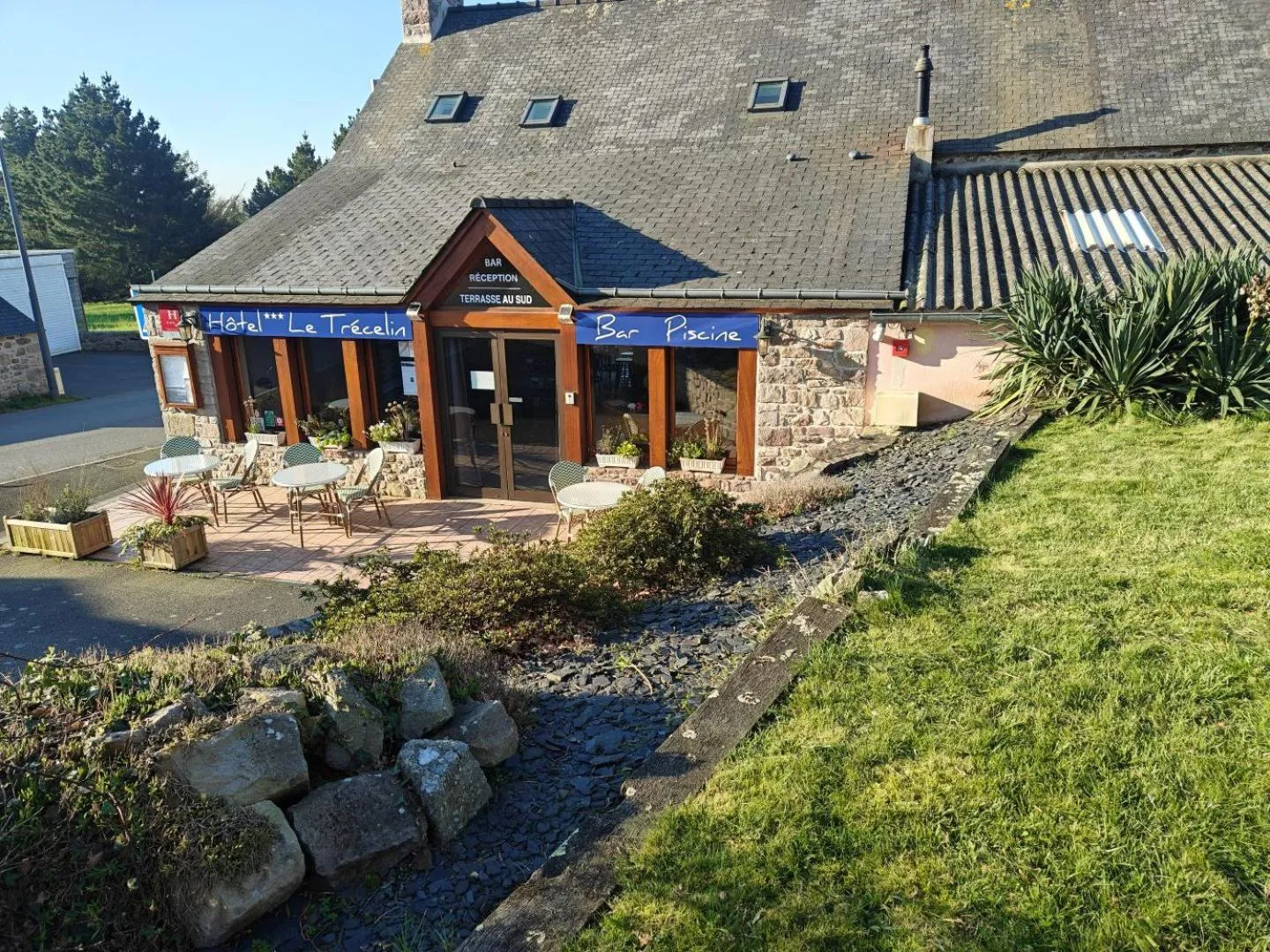 Patio in Hôtel Le Trécelin