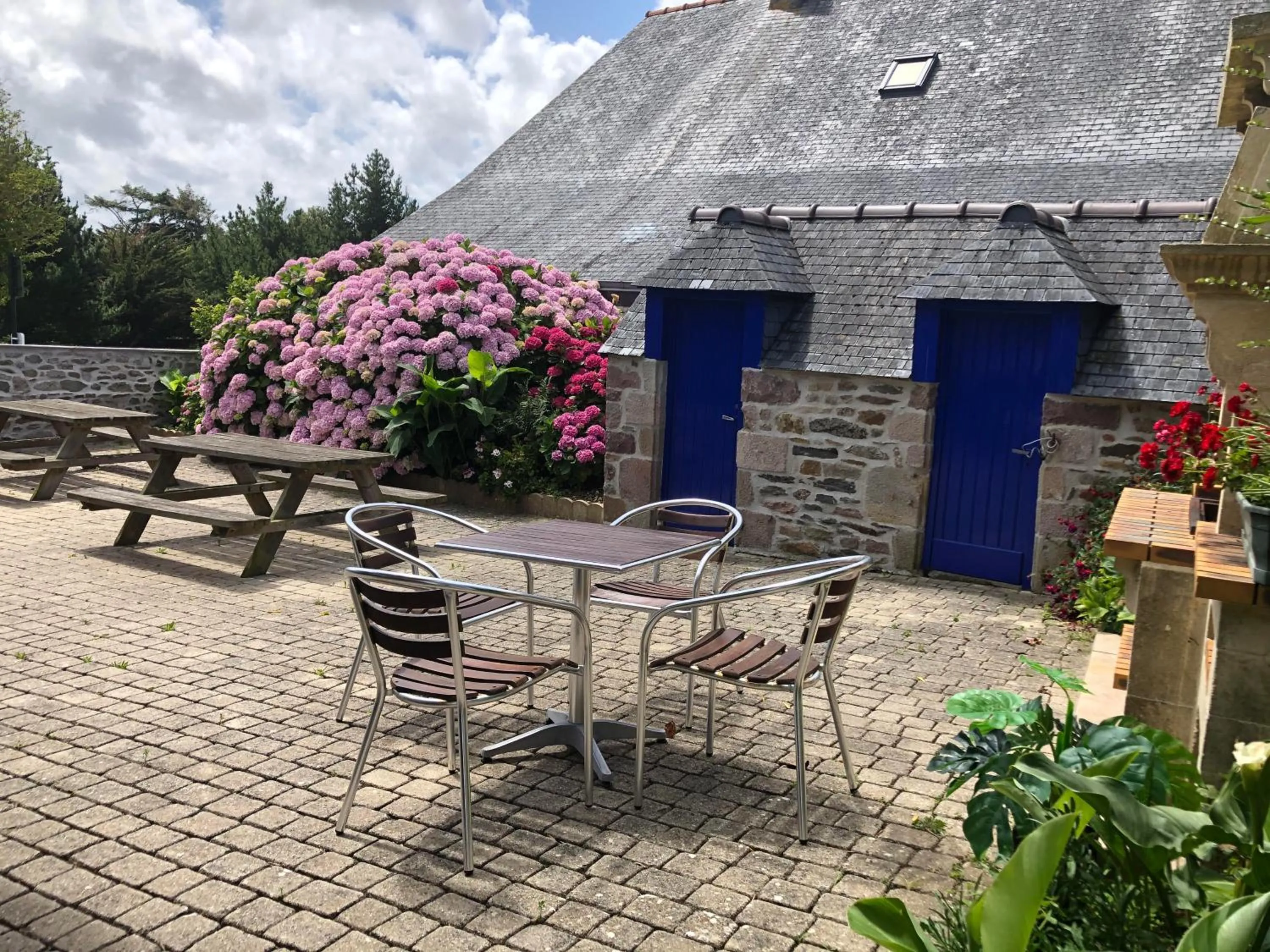 Patio in Hôtel Le Trécelin