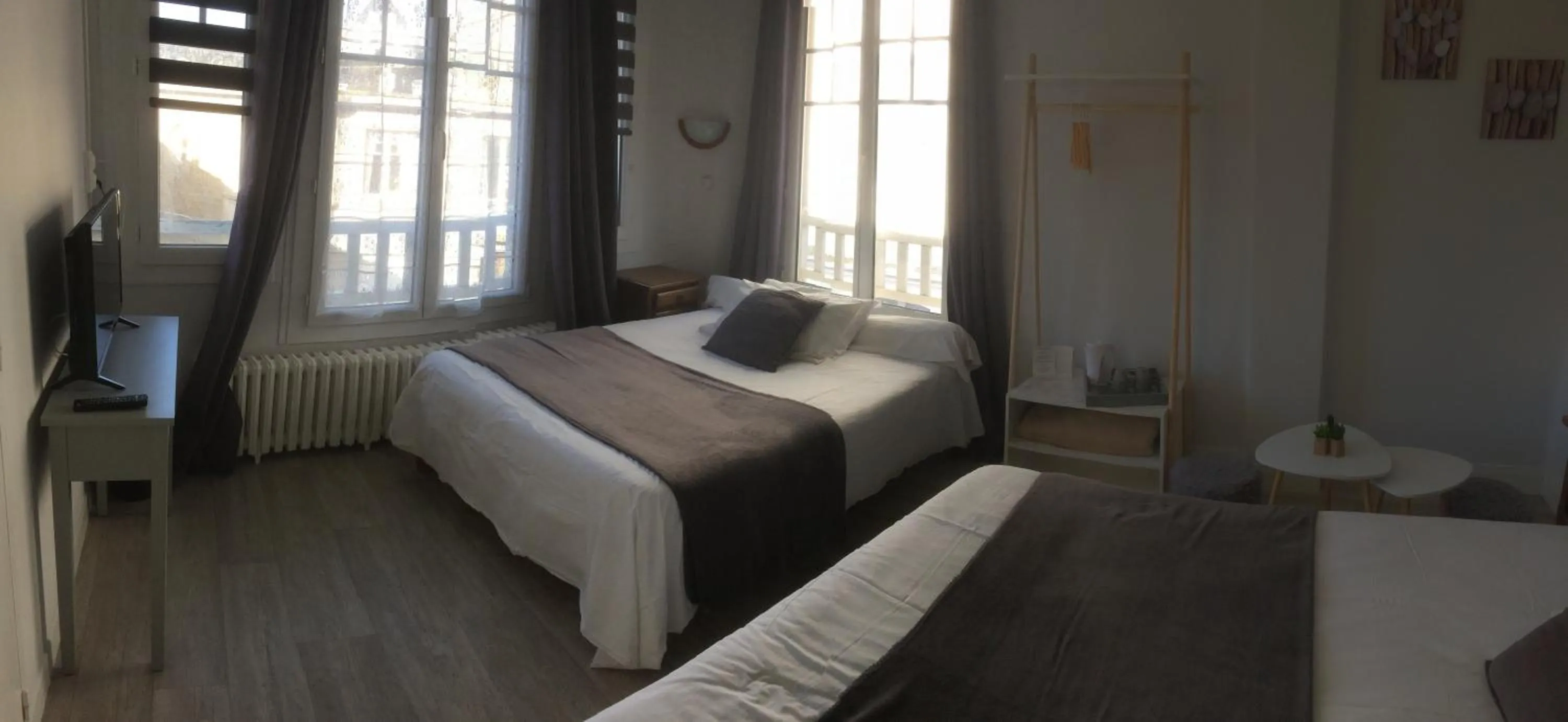 Photo of the whole room, Bed in Les Chiens du Guet
