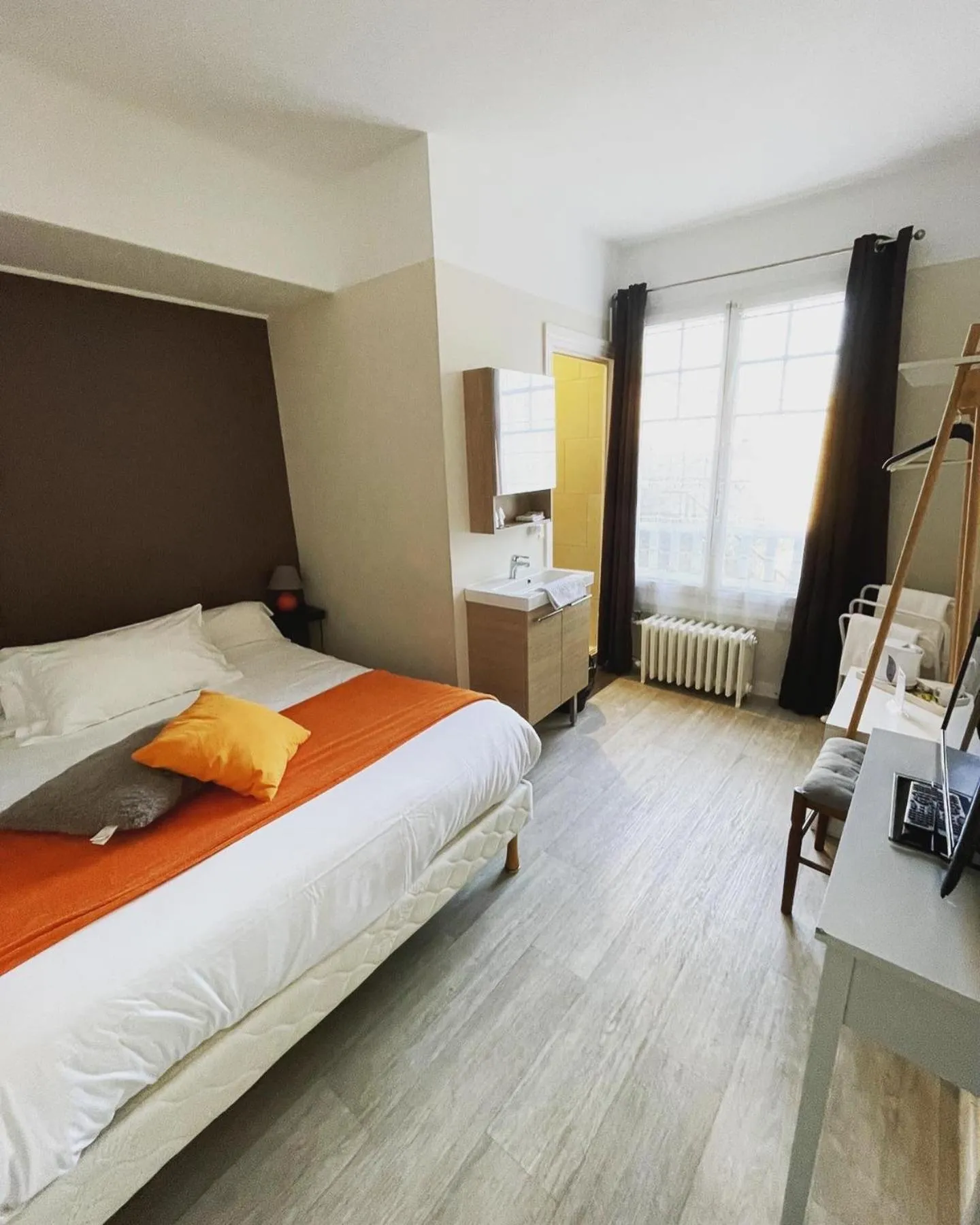 Property building, Bed in Les Chiens du Guet