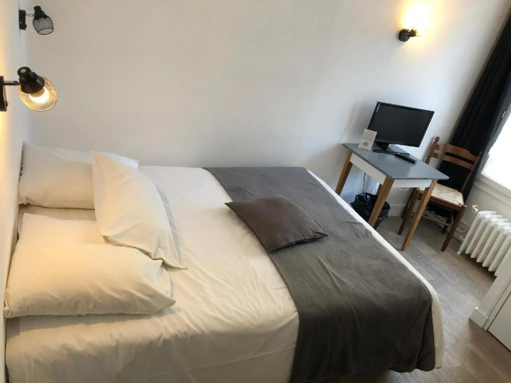 Photo of the whole room, Bed in Les Chiens du Guet