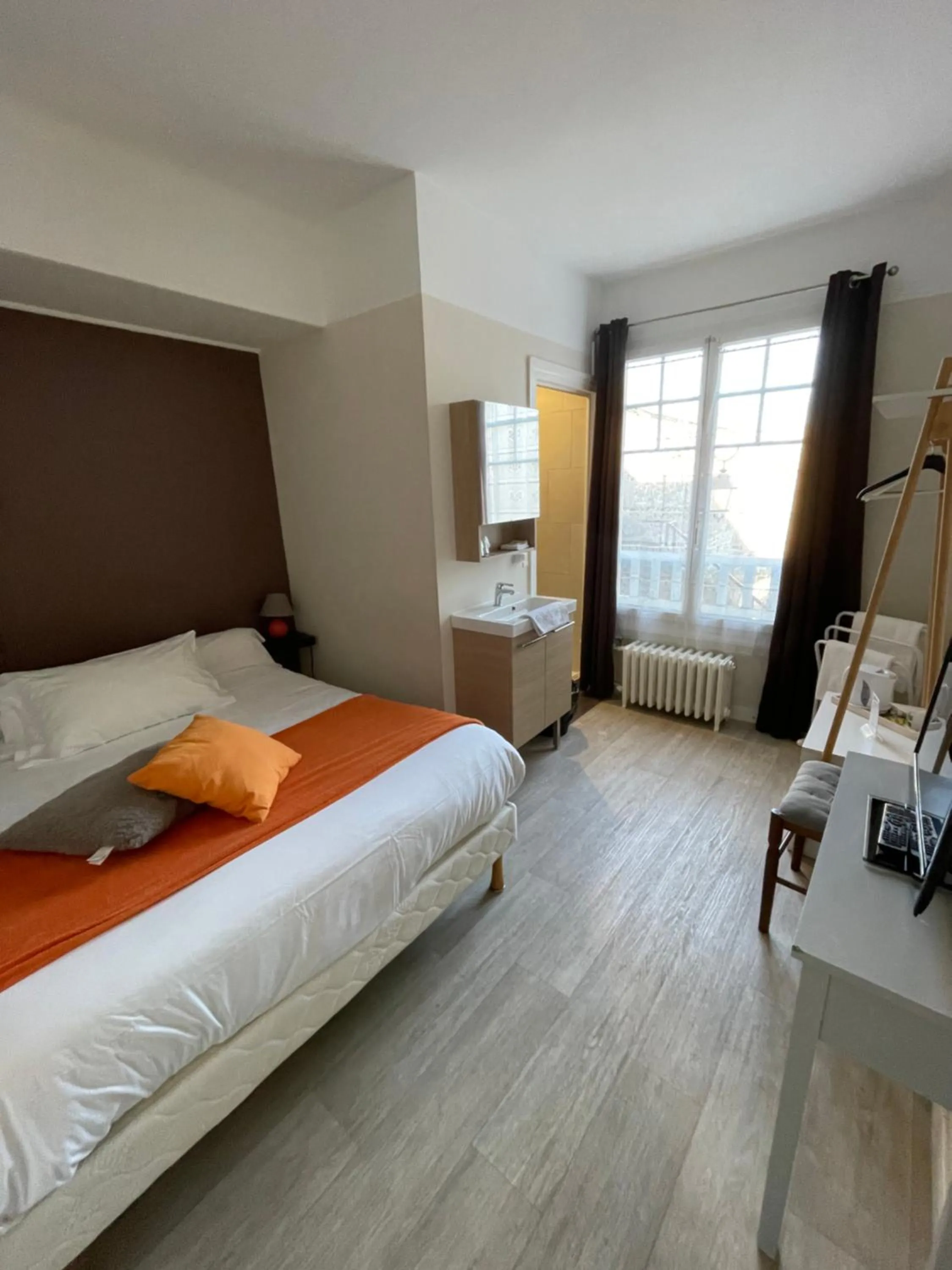 Bedroom, Bed in Les Chiens du Guet