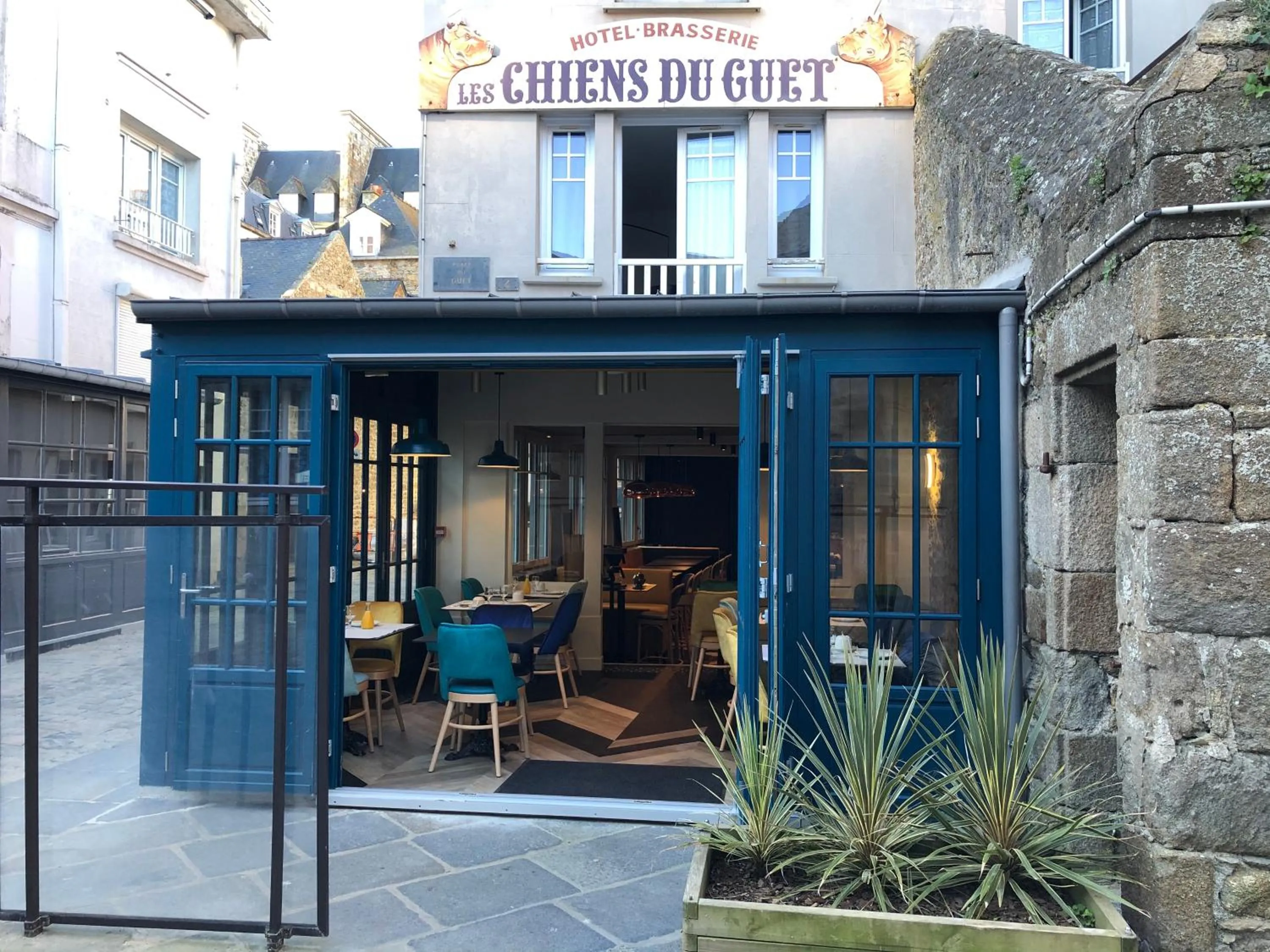 Facade/entrance in Les Chiens du Guet