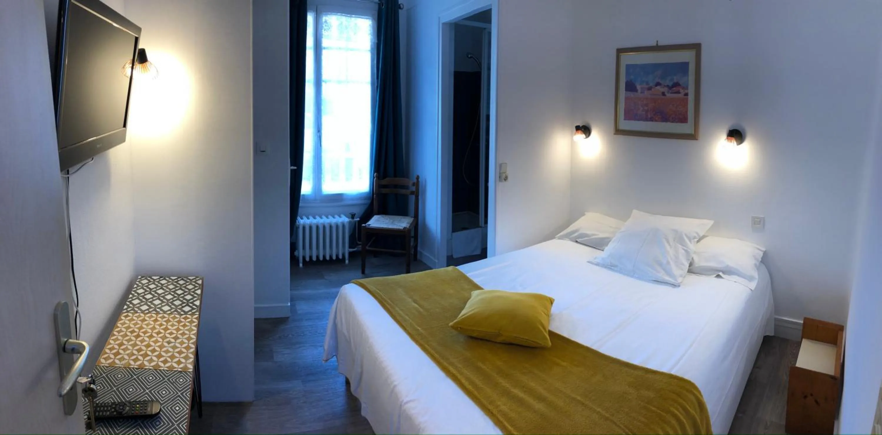 Photo of the whole room, Bed in Les Chiens du Guet