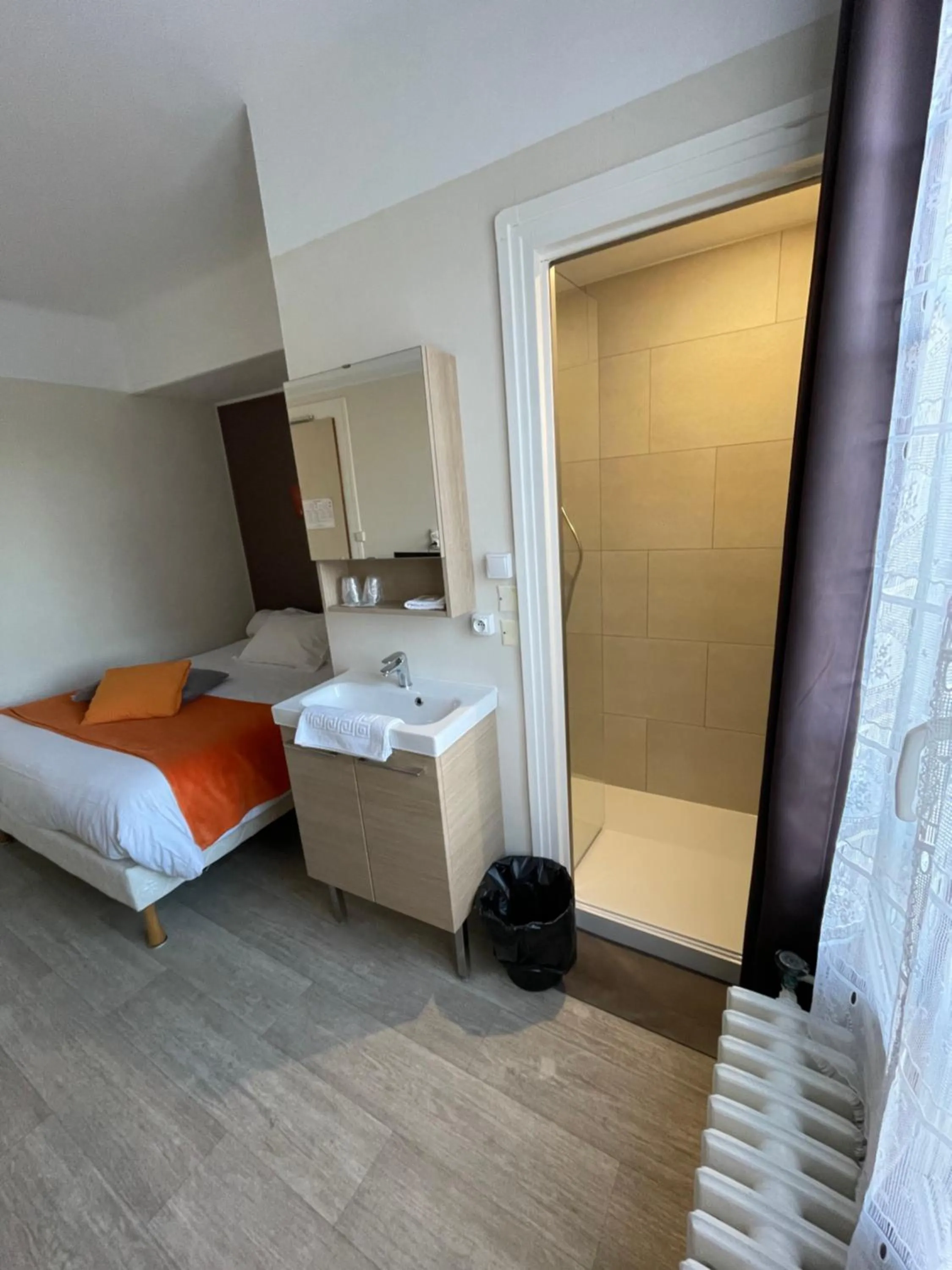 Shower, Bed in Les Chiens du Guet