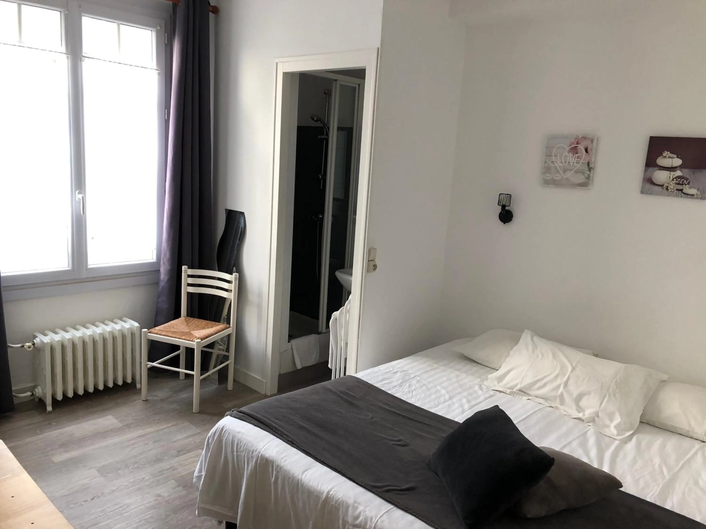Bedroom, Bed in Les Chiens du Guet
