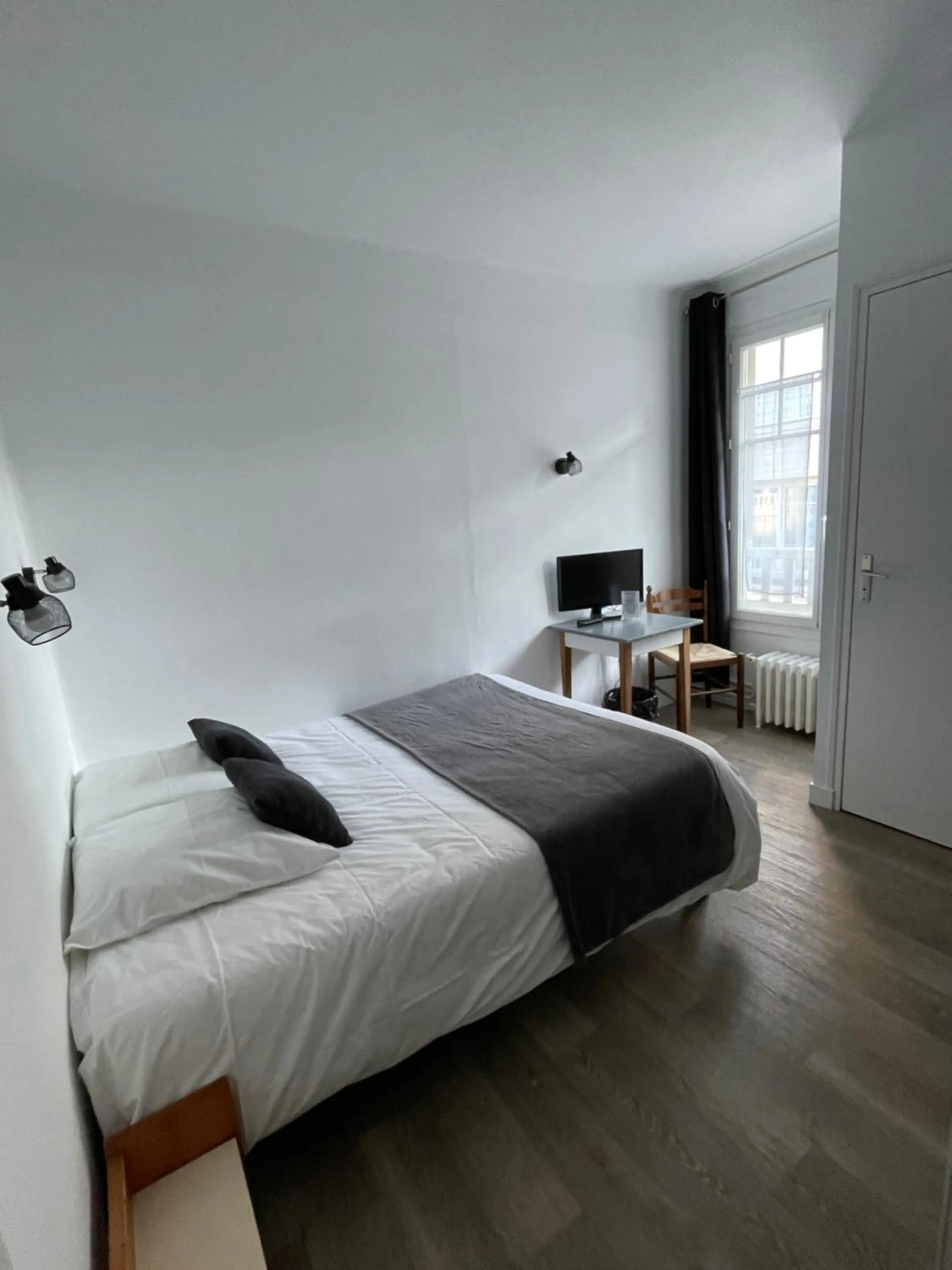 Bedroom, Bed in Les Chiens du Guet