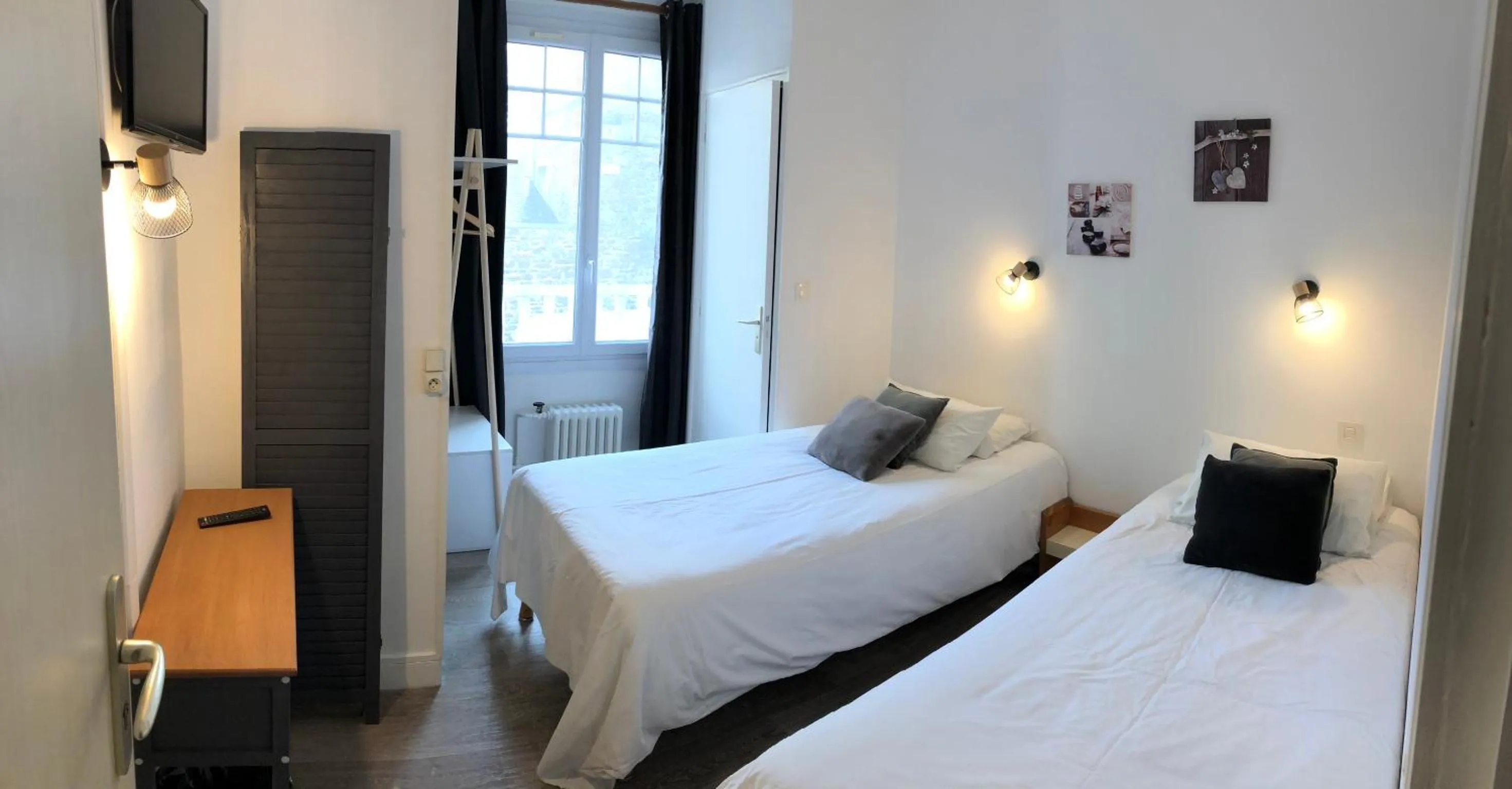 Photo of the whole room, Bed in Les Chiens du Guet