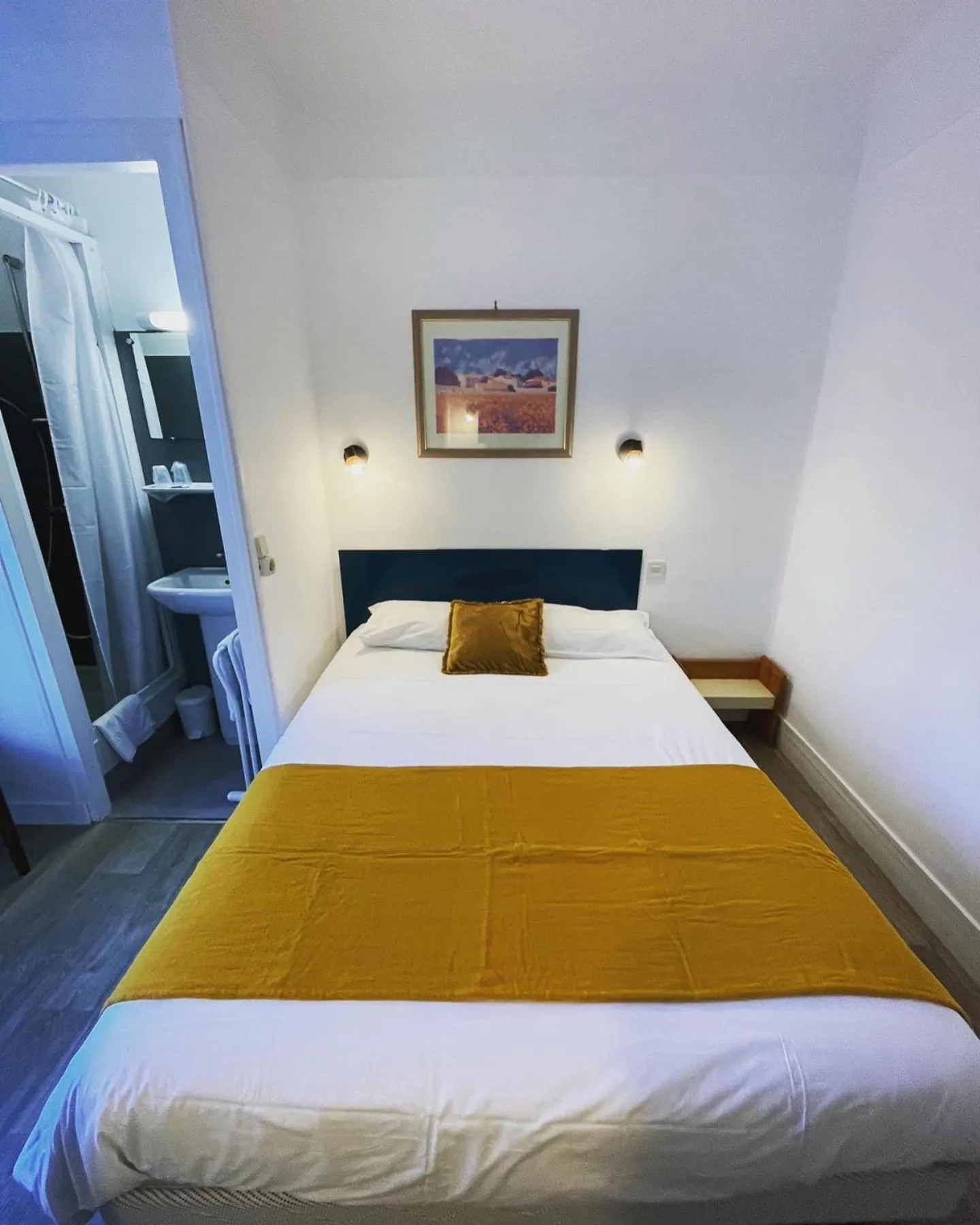 Bedroom, Bed in Les Chiens du Guet