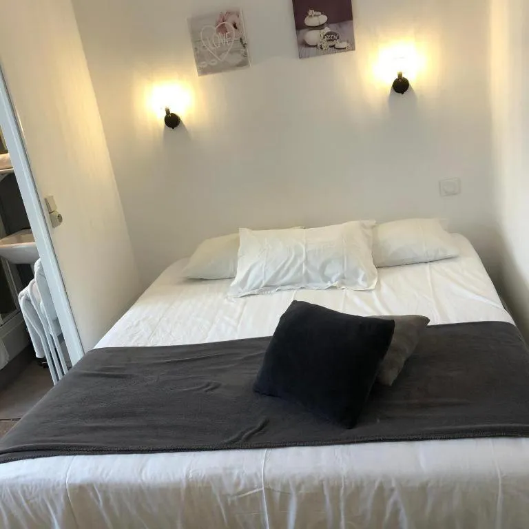 Bedroom, Bed in Les Chiens du Guet