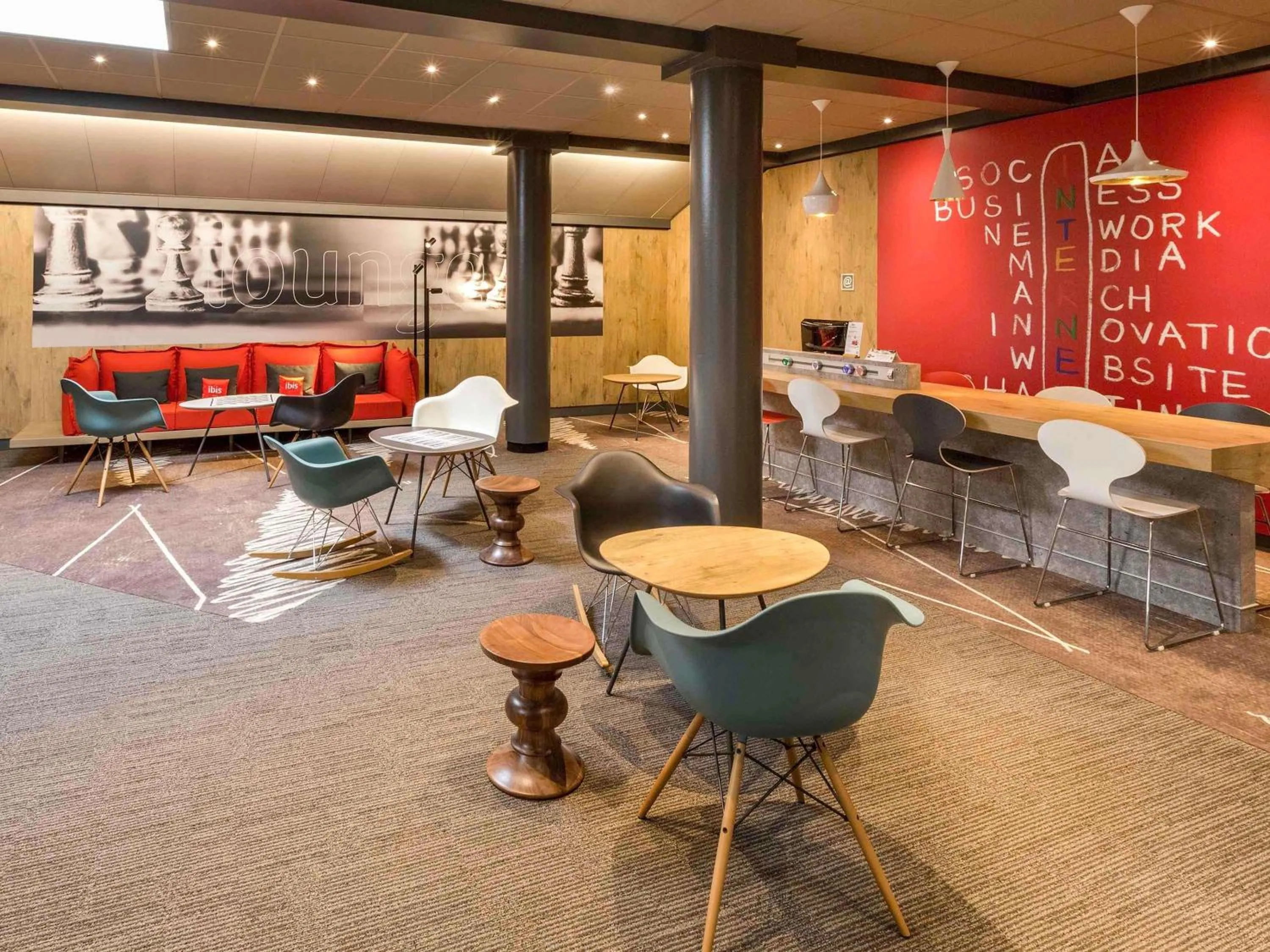 Lounge or bar in ibis Saint Dizier