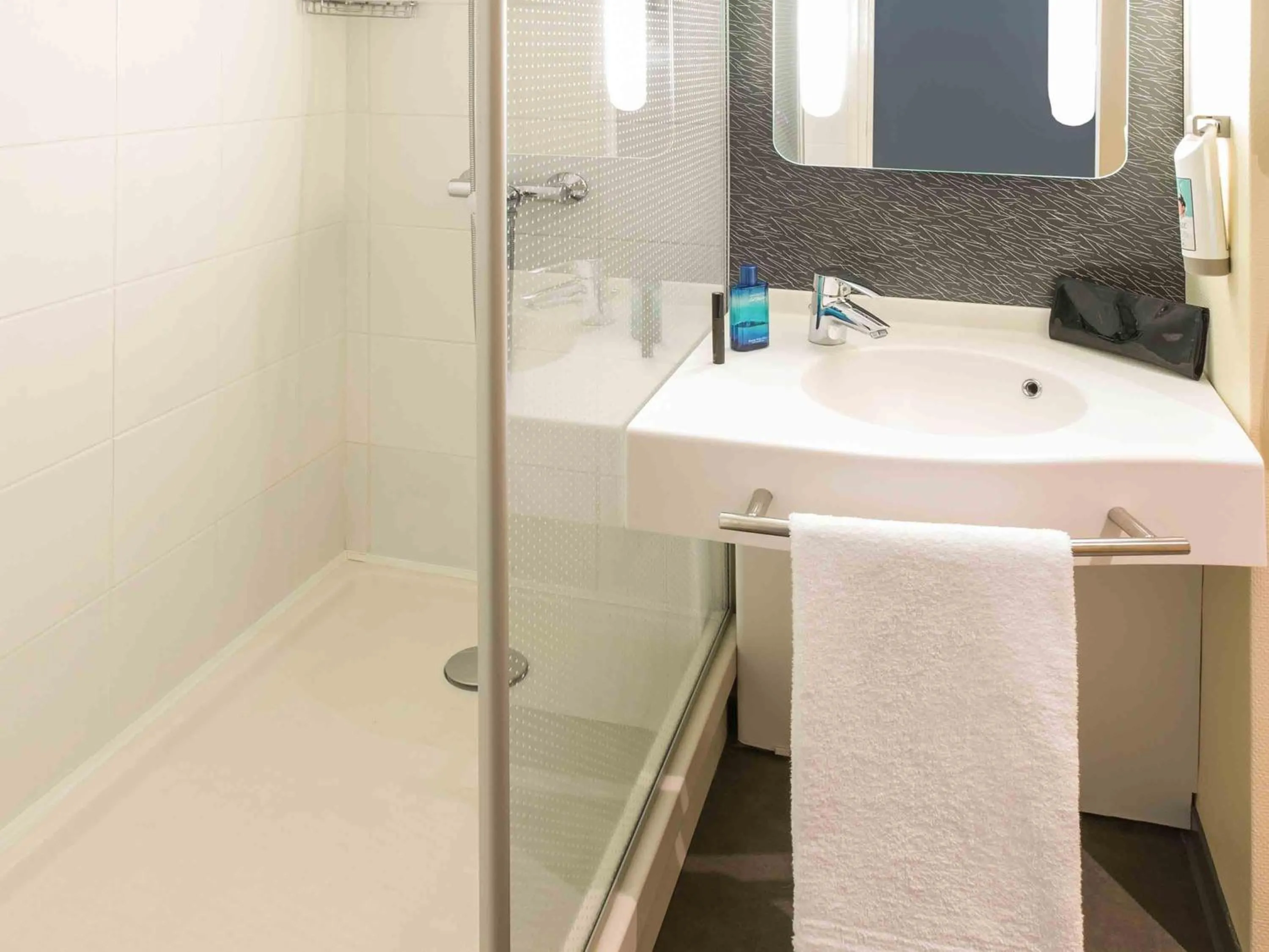 Bedroom in ibis Saint Dizier