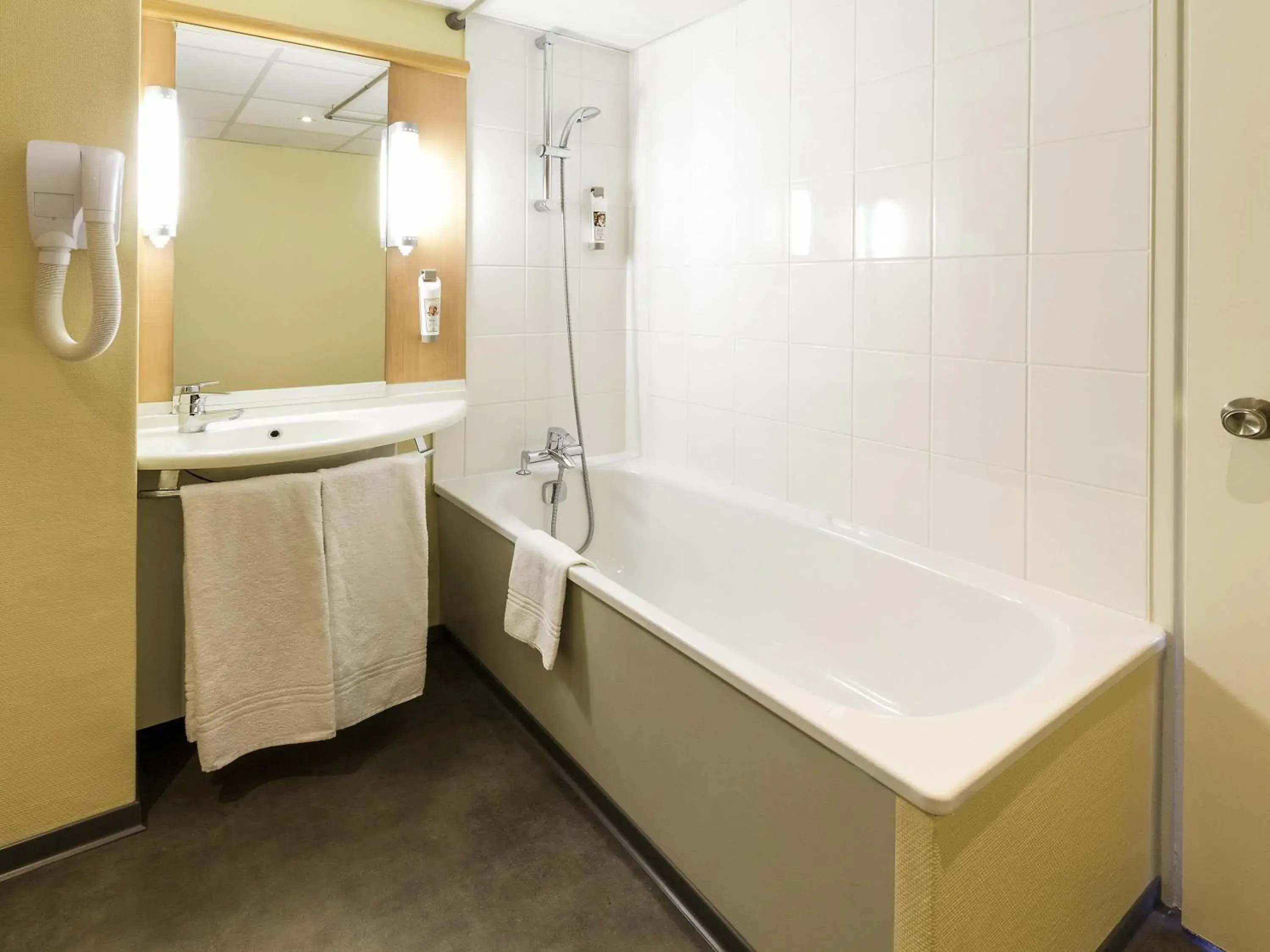 Bedroom in ibis Saint Dizier Bedroom in ibis Saint Dizier