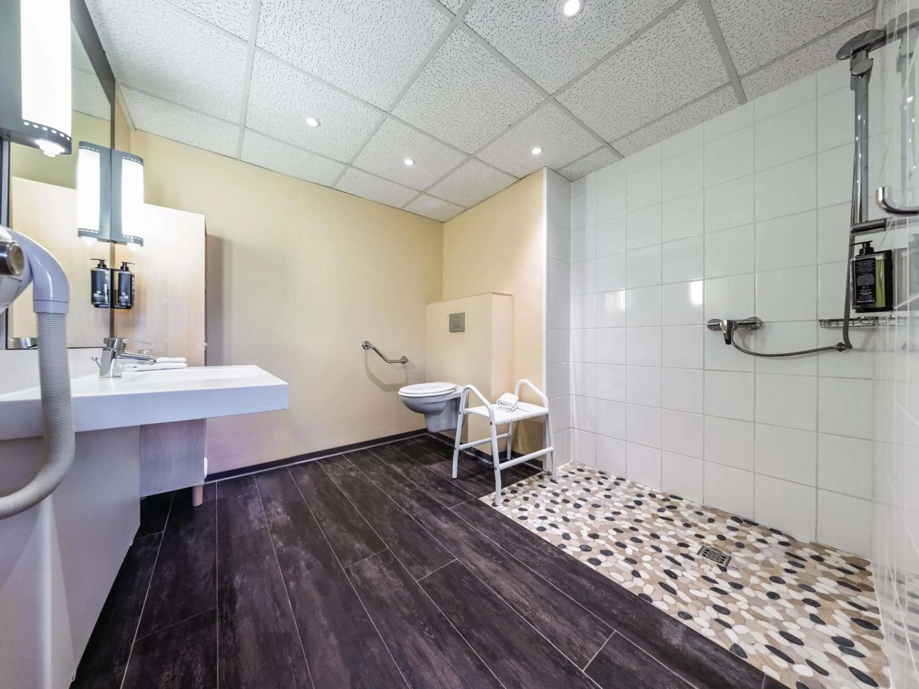 Bedroom in ibis Saint Dizier