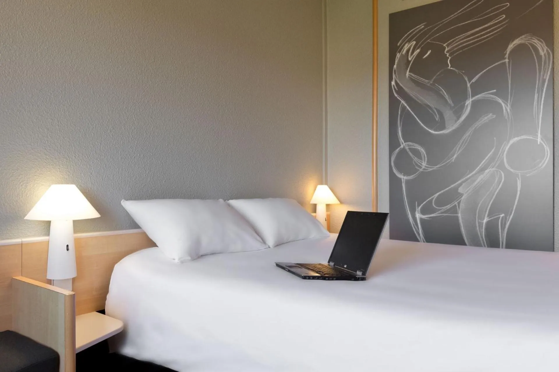 Bedroom, Bed in ibis Saint Dizier