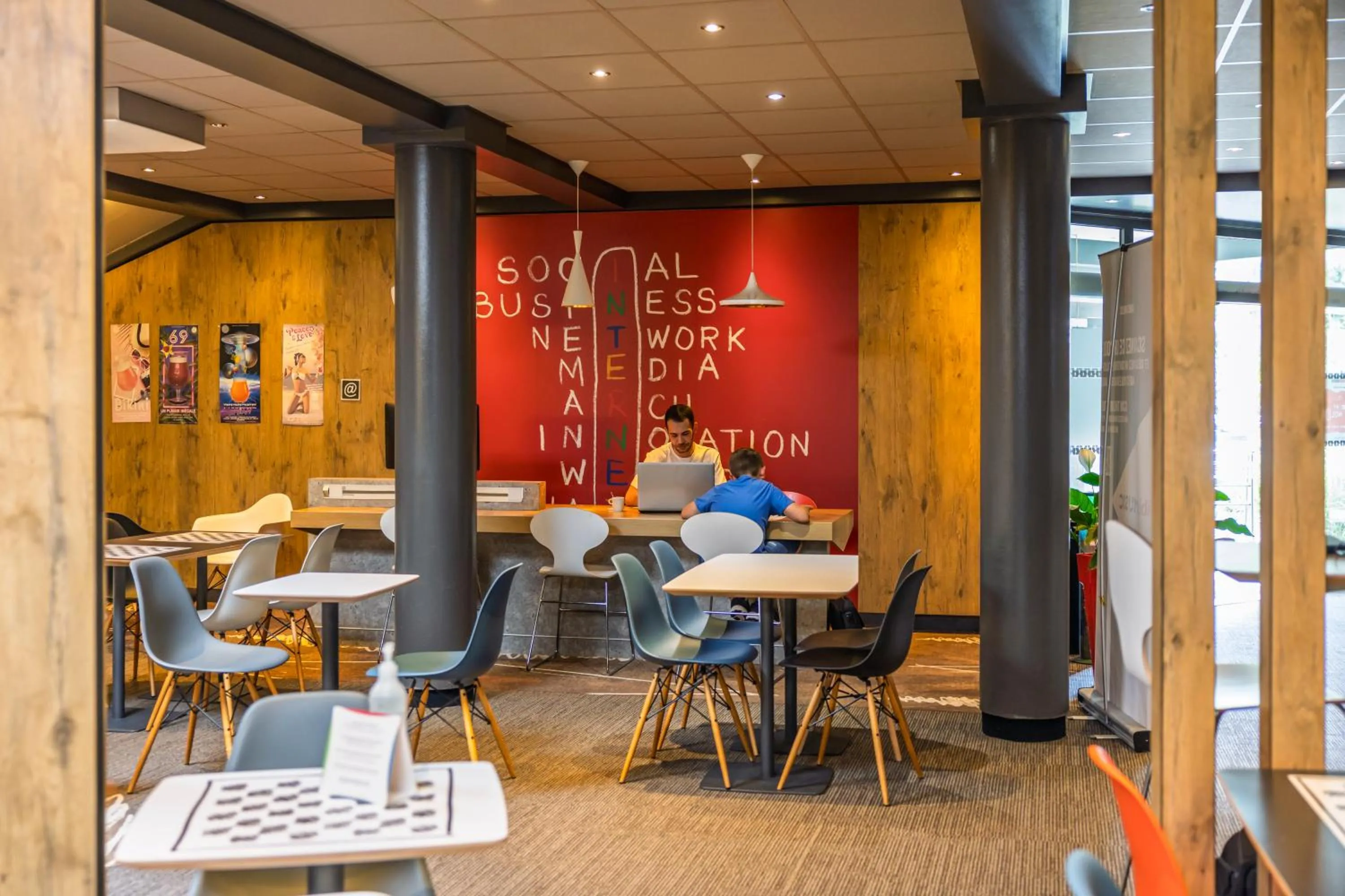 Lounge or bar in ibis Saint Dizier