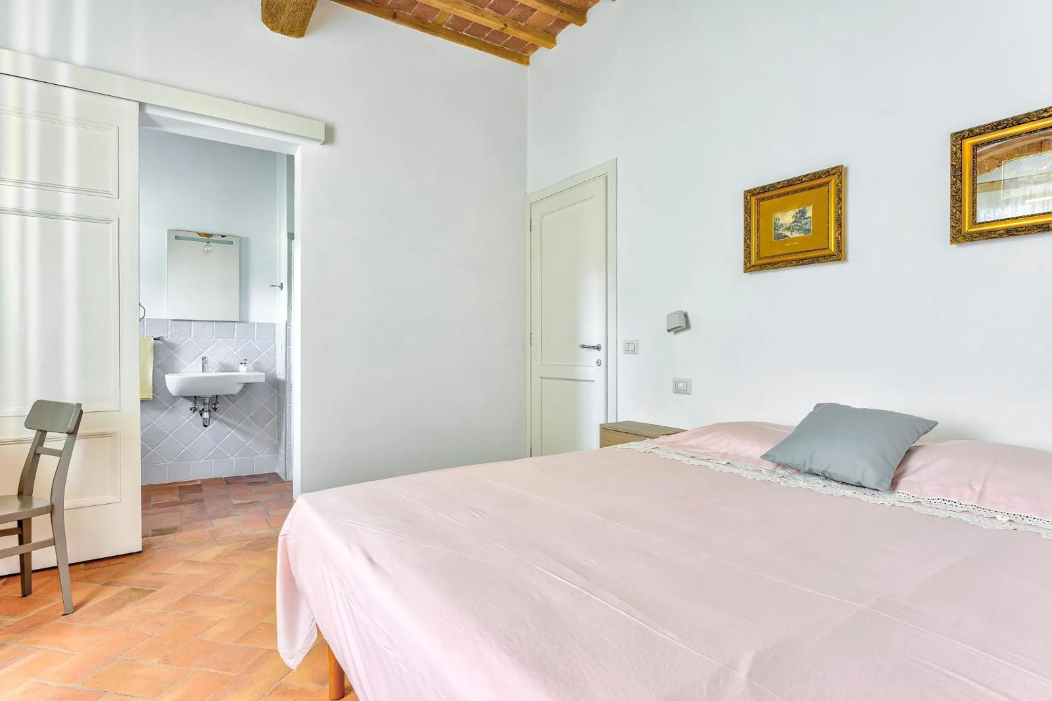 Photo of the whole room, Bed in Villa Galgani