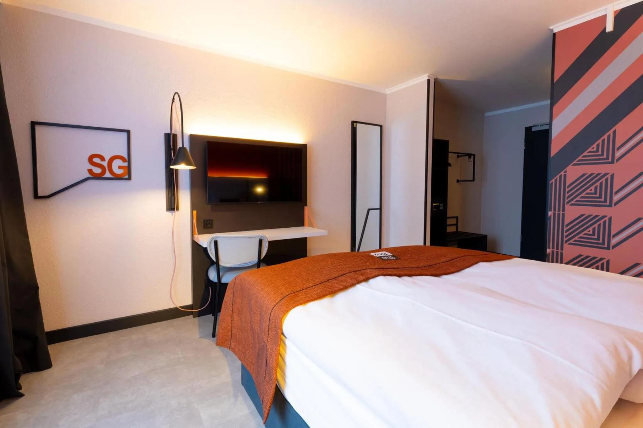 Photo of the whole room, Bed in Holiday Inn - the niu, Blade Solingen by IHG