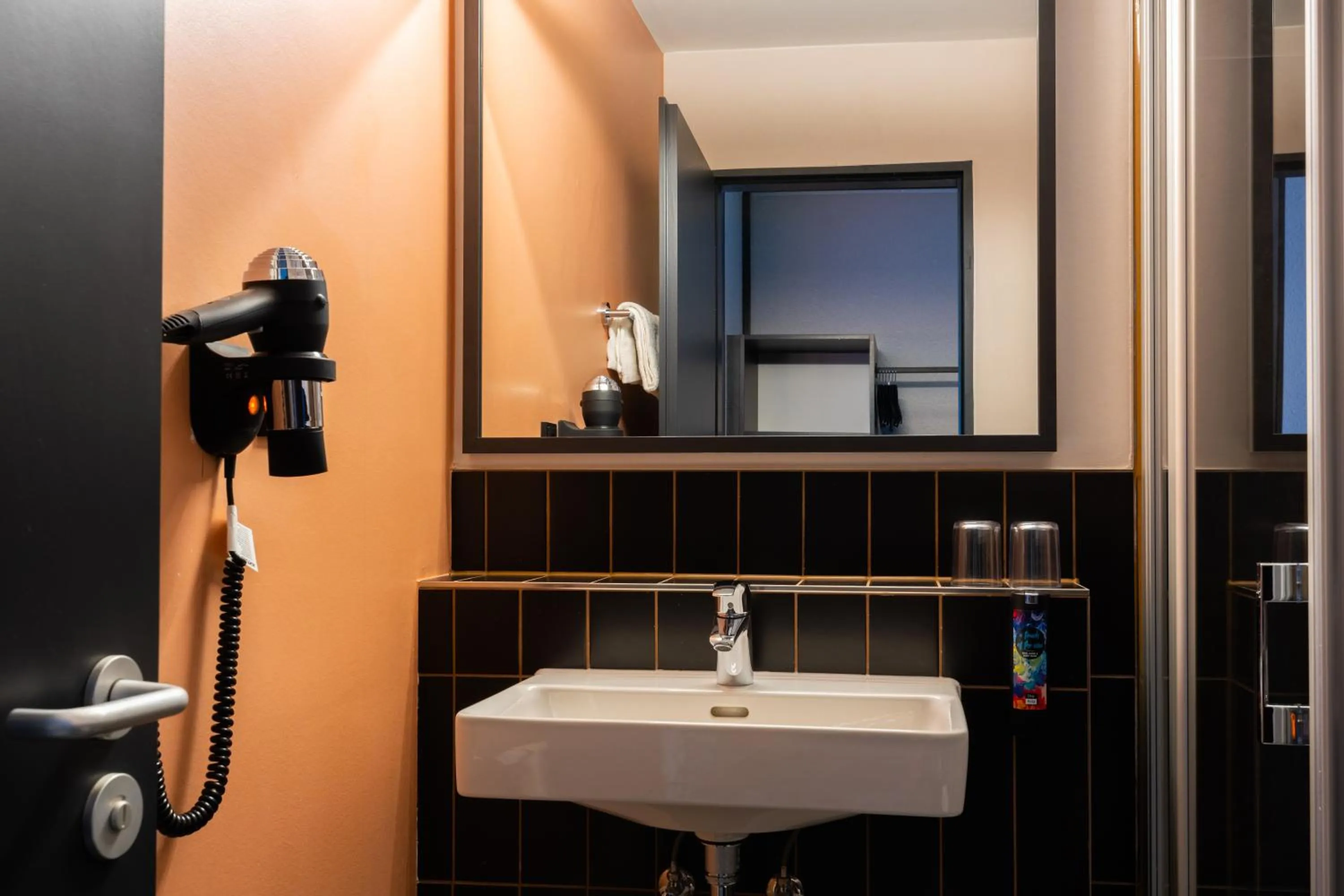 Bathroom in Holiday Inn - the niu, Blade Solingen by IHG