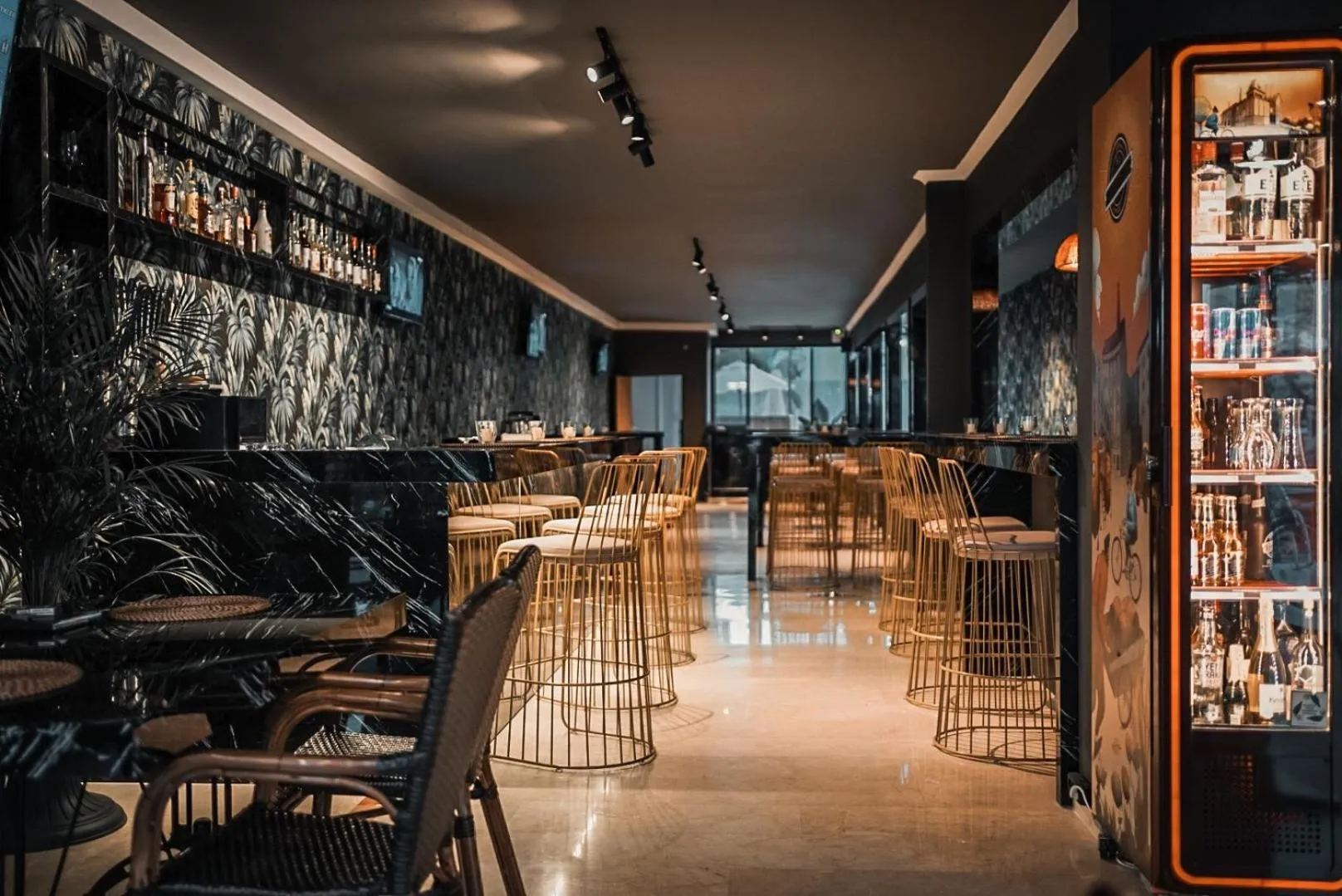 Restaurant/places to eat in ESQUIRE HOTELS and LOUNGES