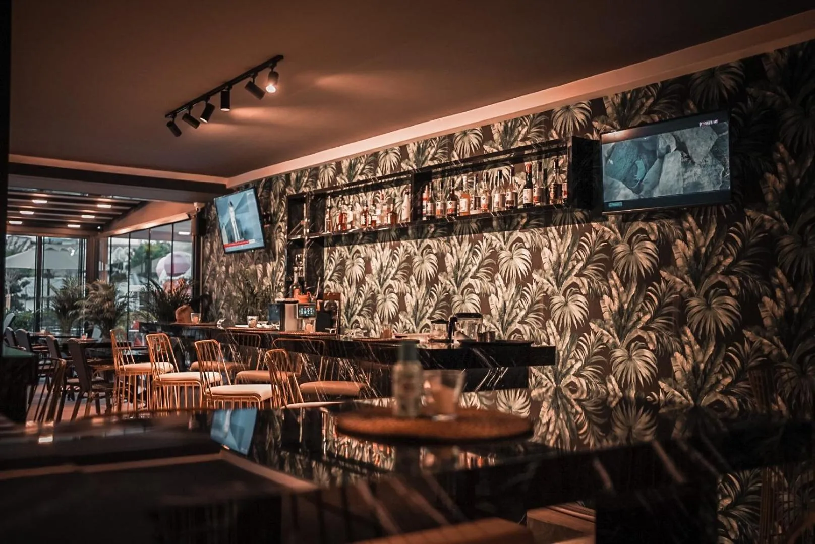 Restaurant/places to eat in ESQUIRE HOTELS and LOUNGES