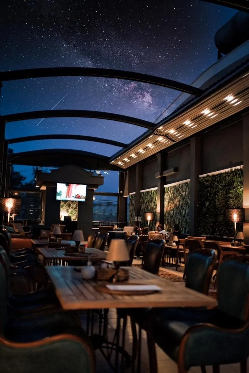 Property building, Restaurant/Places to Eat in ESQUIRE HOTELS and LOUNGES