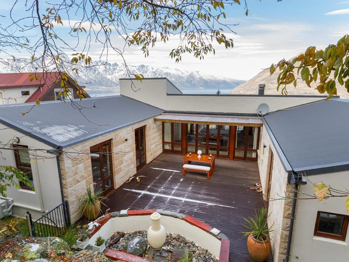 Vista Retreat - Queenstown Holiday Home
