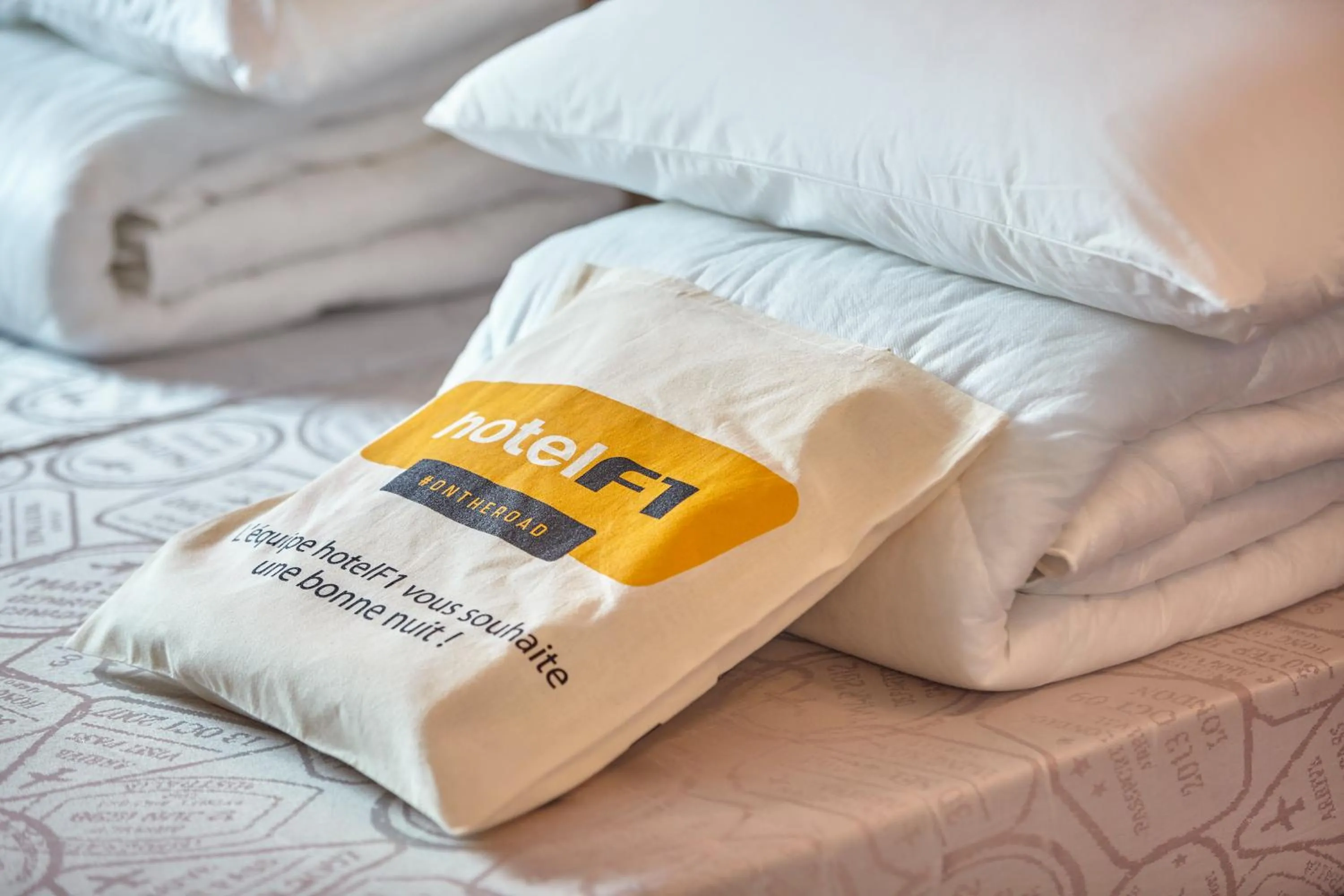 Property building, Bed in hotelF1 Chilly Mazarin les Champarts