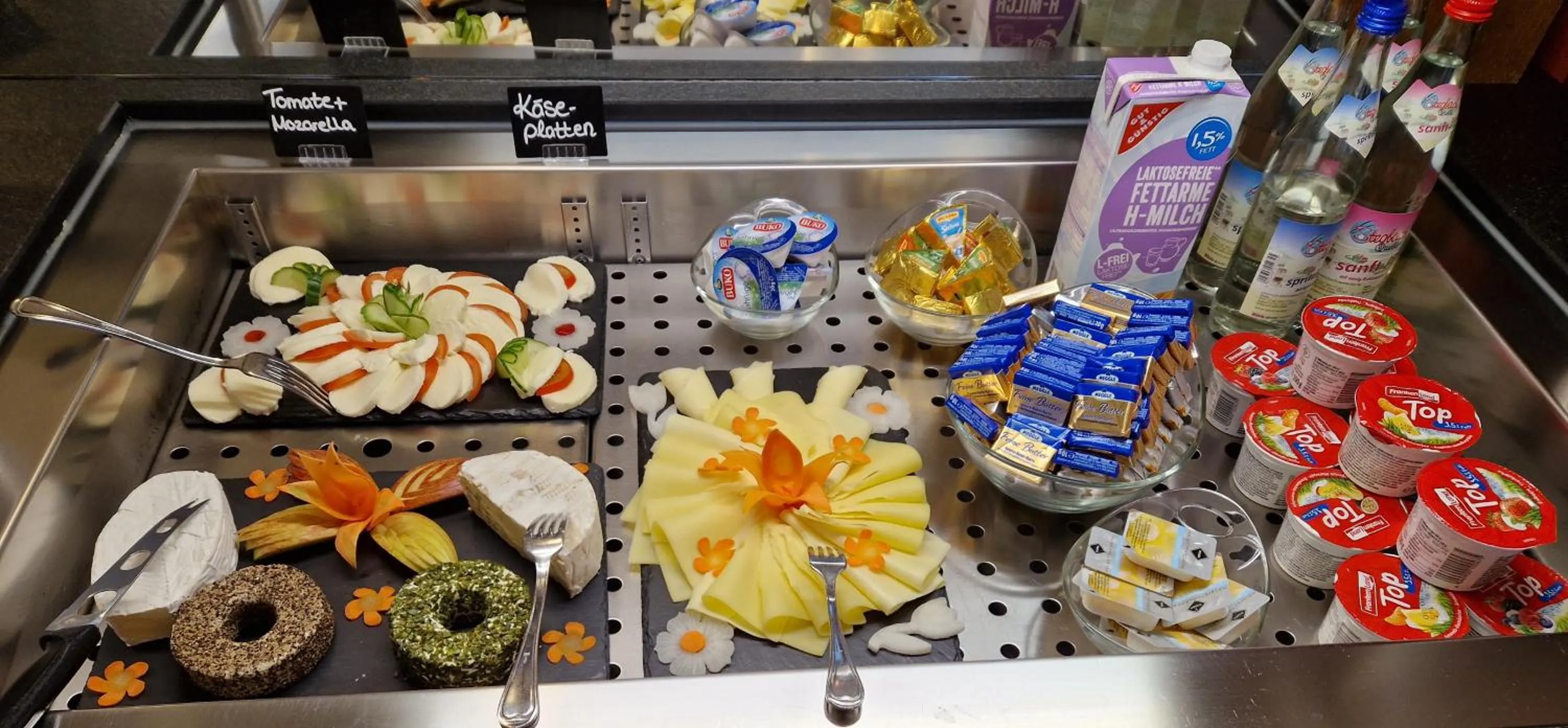 Breakfast in Hotel Garni "Am Ellinger Tor"