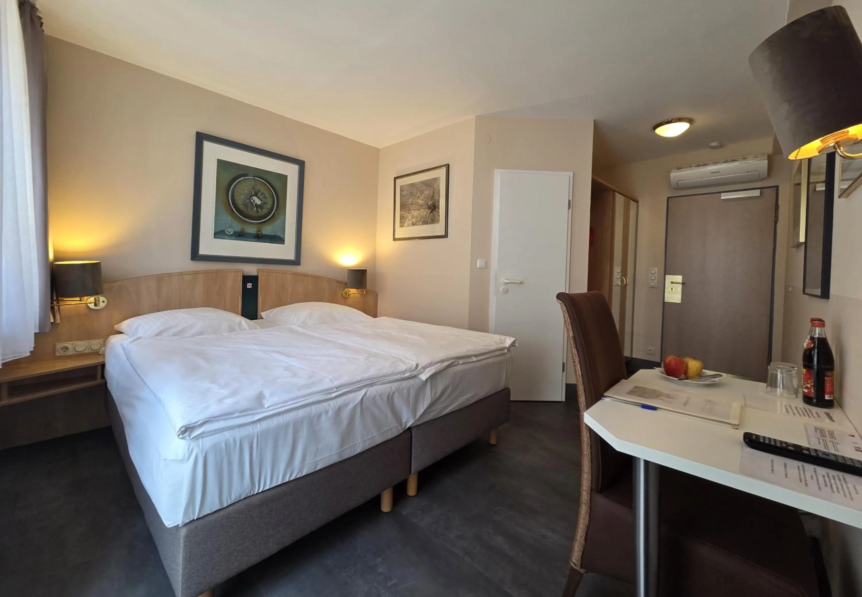 Photo of the whole room, Bed in Hotel Garni "Am Ellinger Tor"