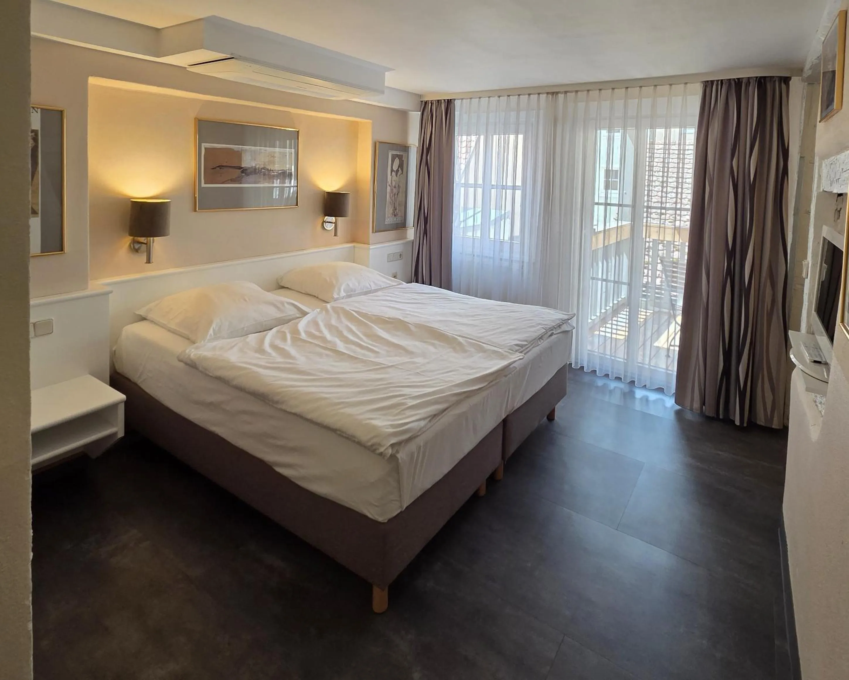 Photo of the whole room, Bed in Hotel Garni "Am Ellinger Tor"