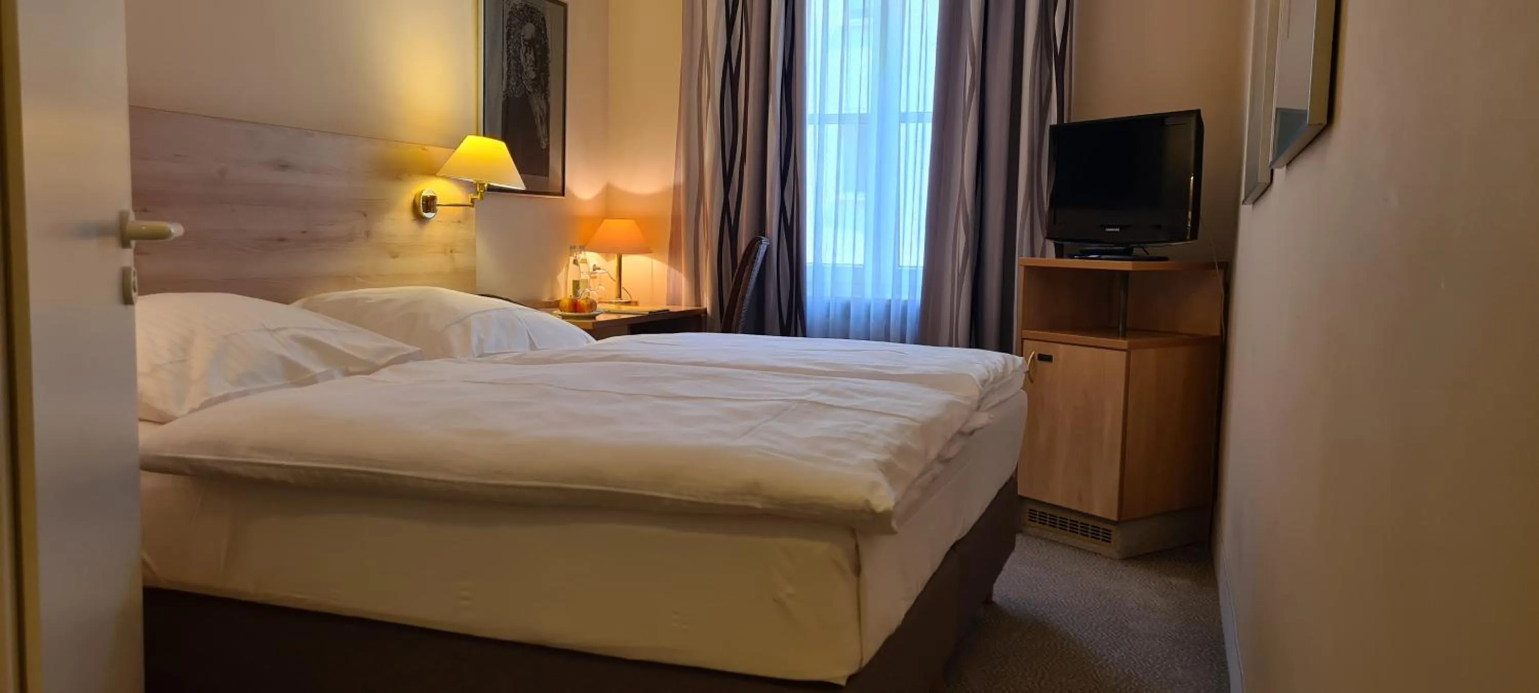 Photo of the whole room, Bed in Hotel Garni "Am Ellinger Tor"