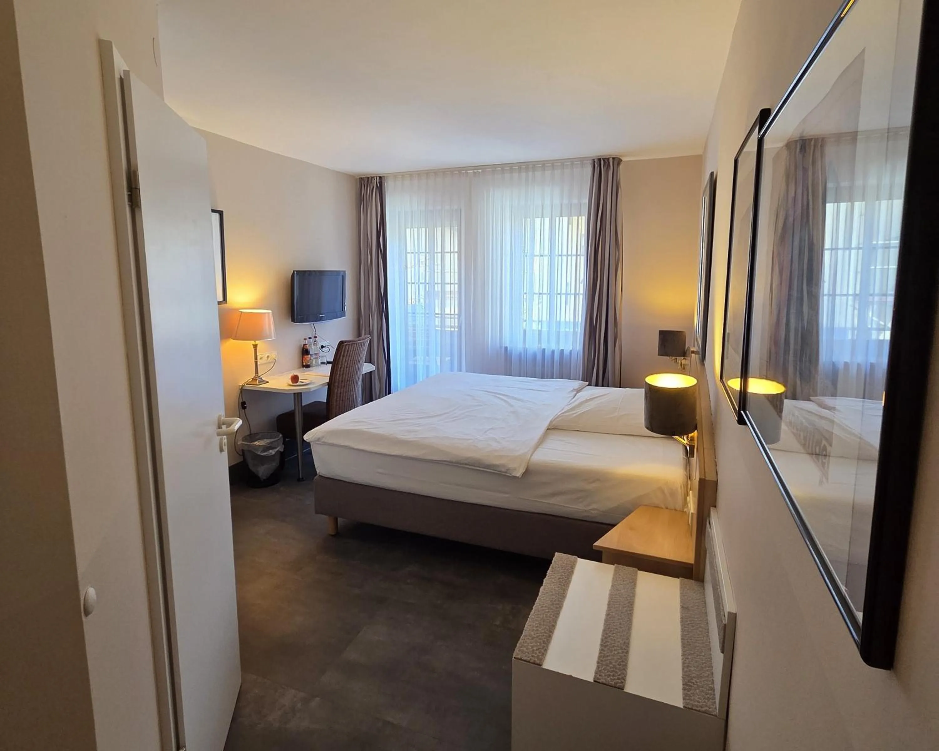 Photo of the whole room, Bed in Hotel Garni "Am Ellinger Tor"