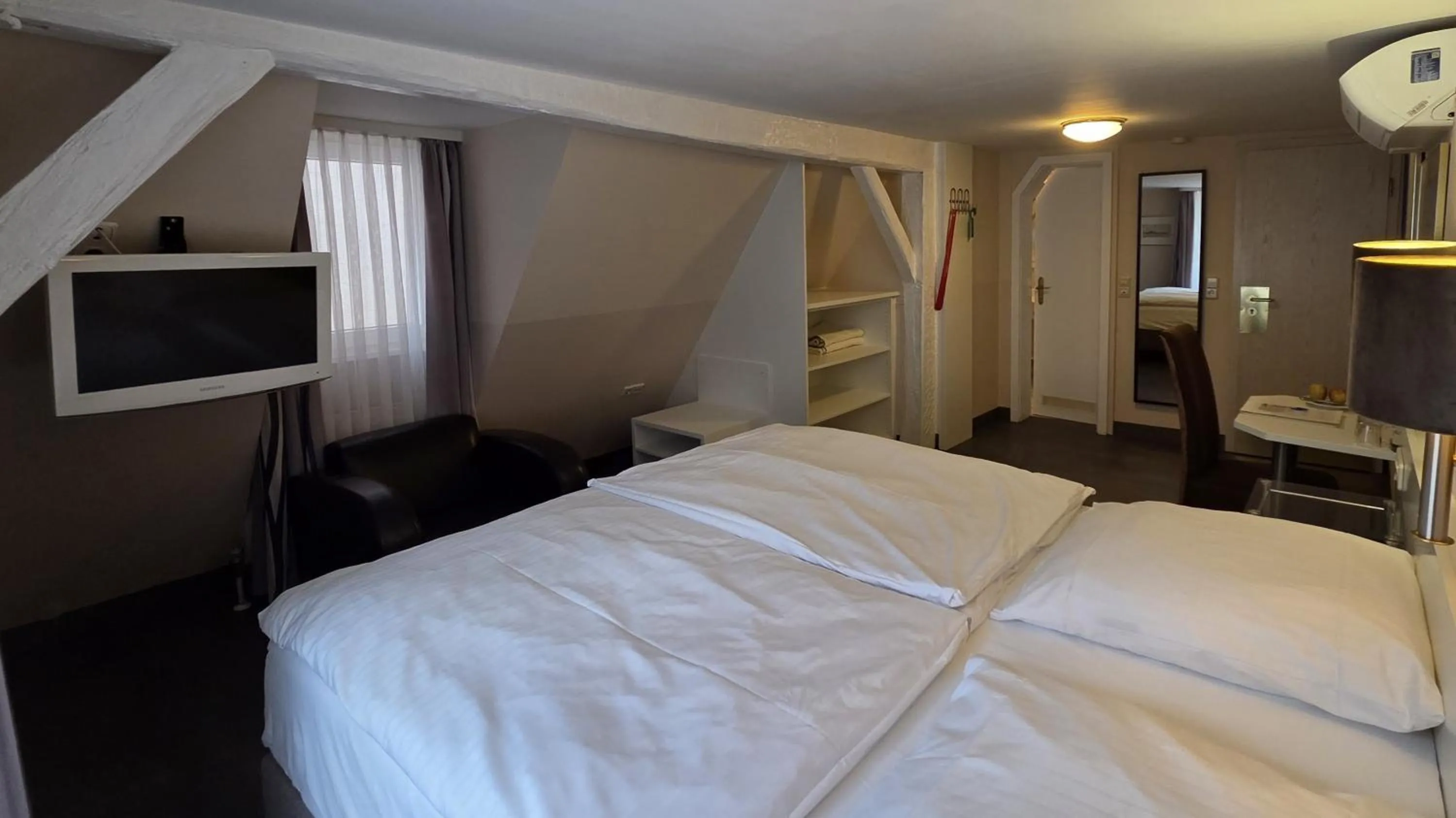 Photo of the whole room, Bed in Hotel Garni "Am Ellinger Tor"