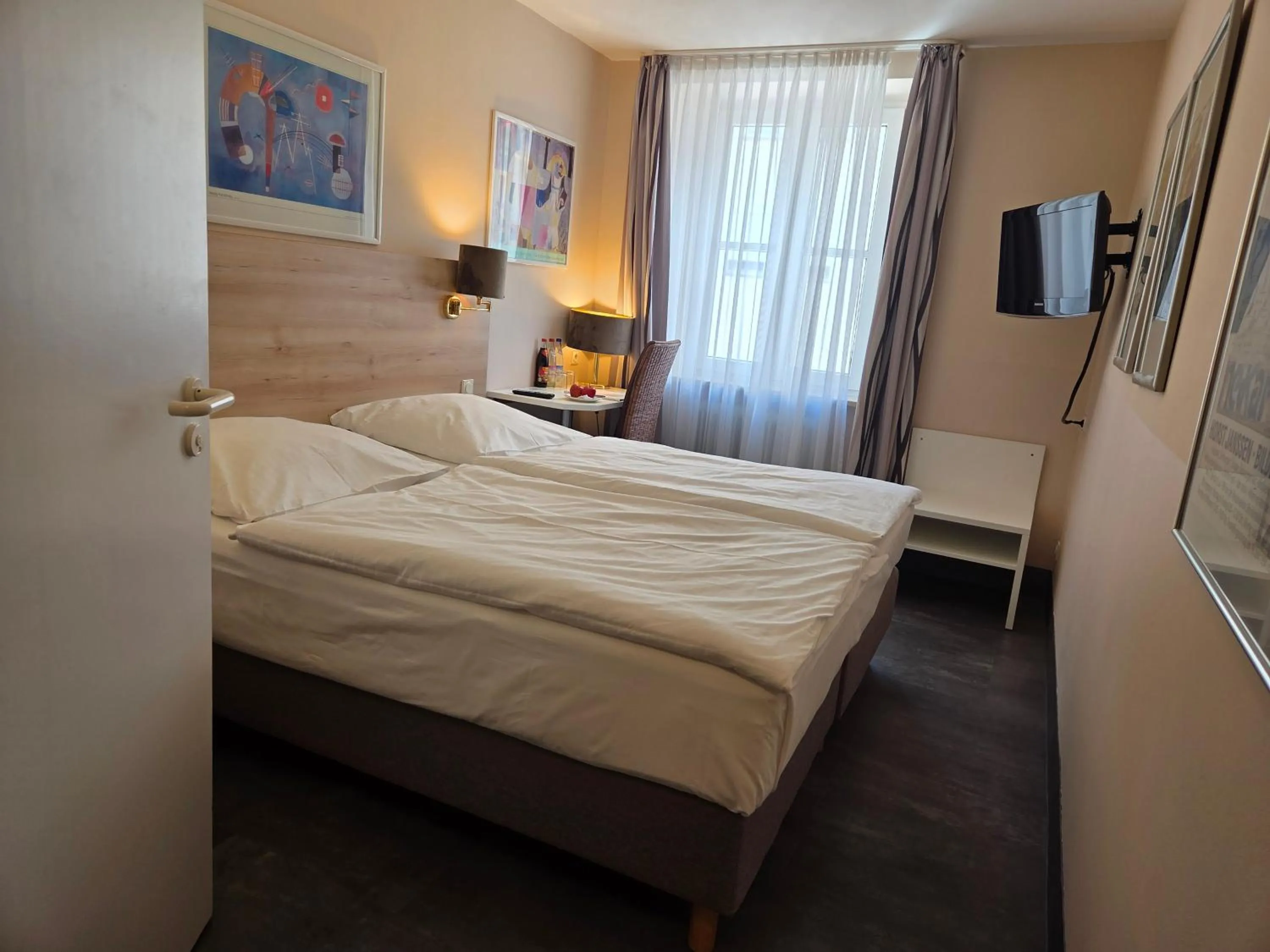 Photo of the whole room, Bed in Hotel Garni "Am Ellinger Tor"