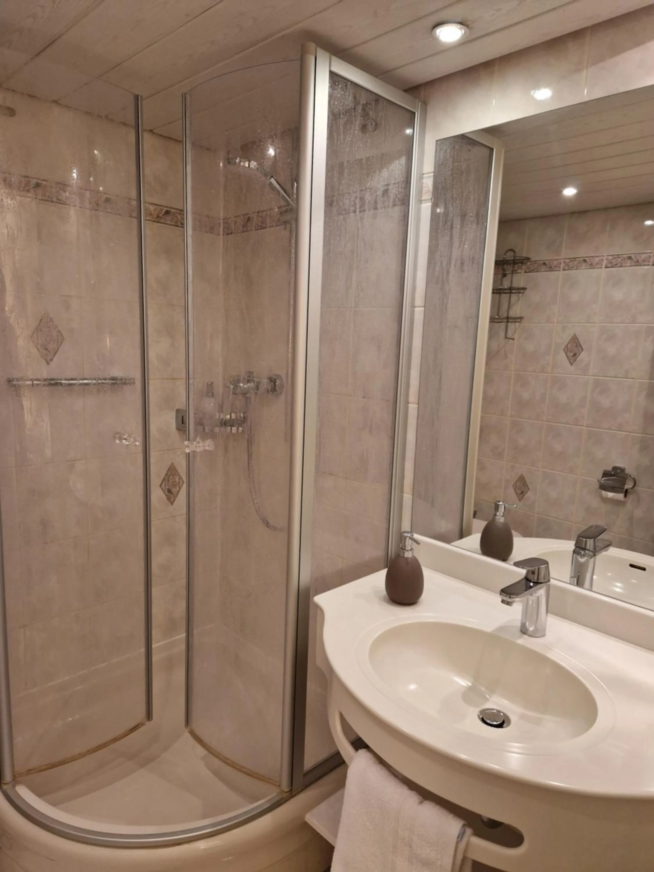 Bathroom in Hotel Garni "Am Ellinger Tor"