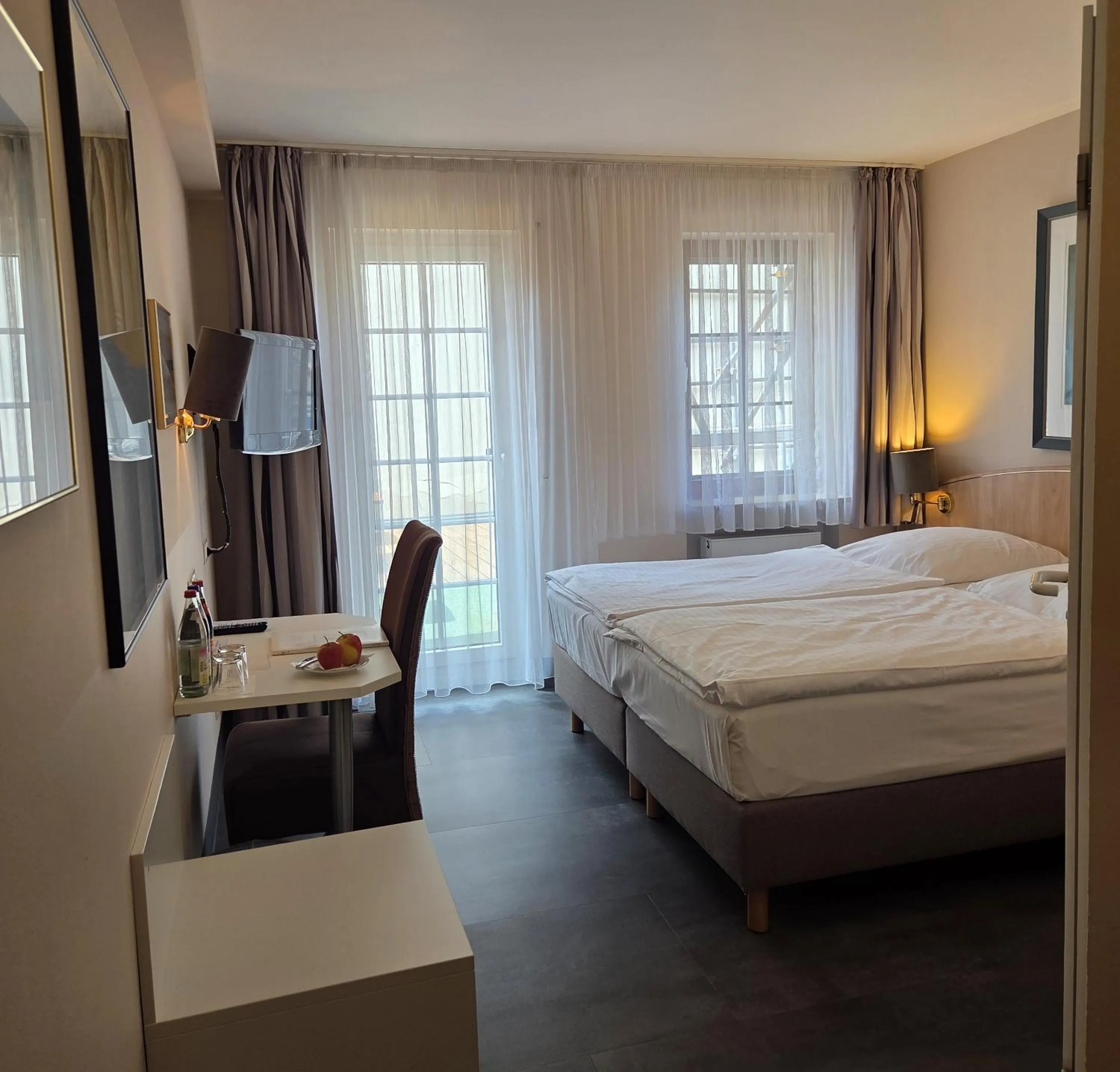 Photo of the whole room, Bed in Hotel Garni "Am Ellinger Tor"