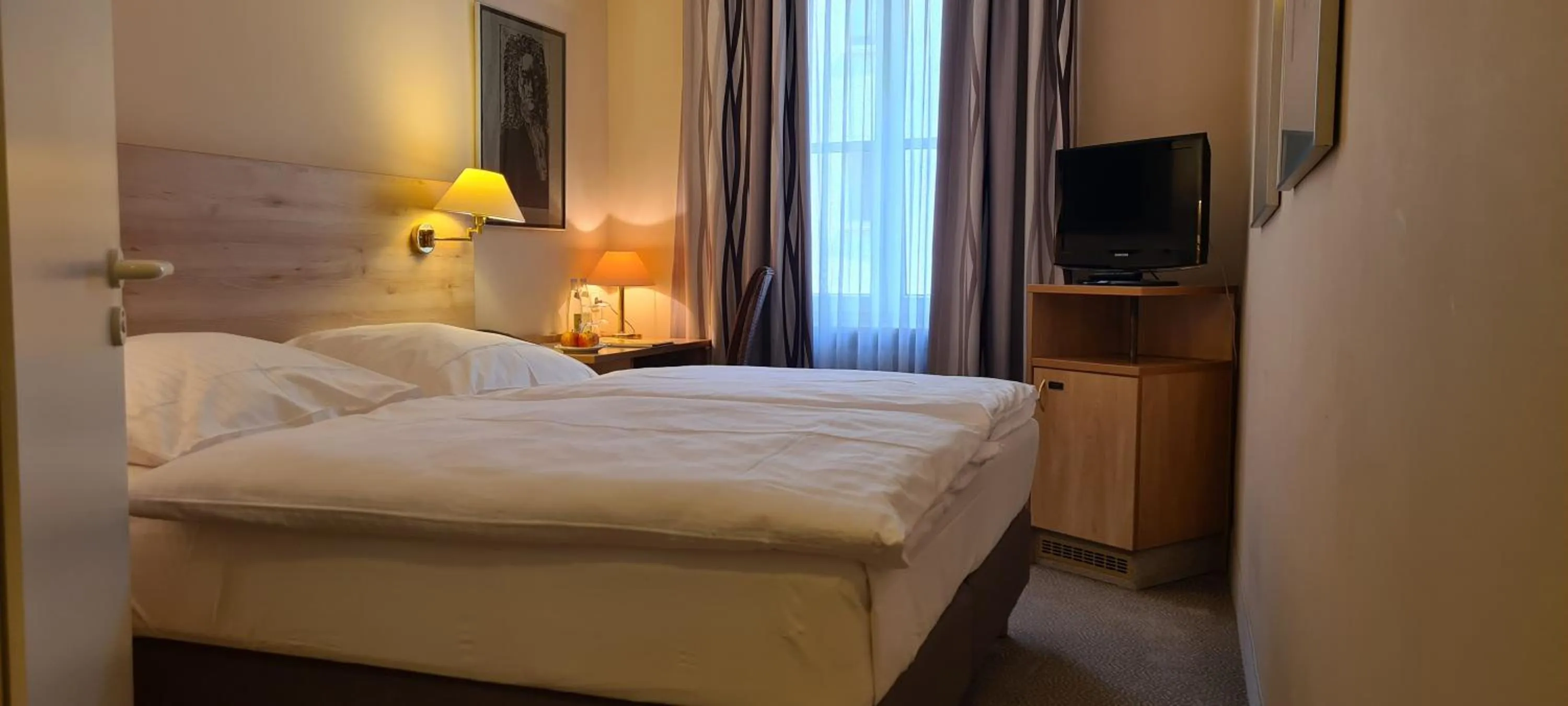 Bed in Hotel Garni "Am Ellinger Tor"