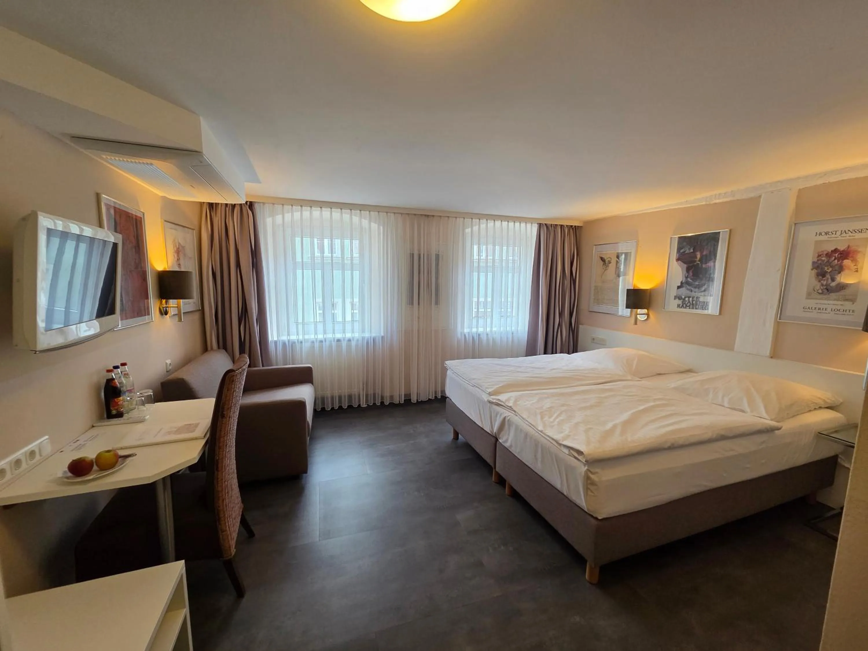 Photo of the whole room, Bed in Hotel Garni "Am Ellinger Tor"