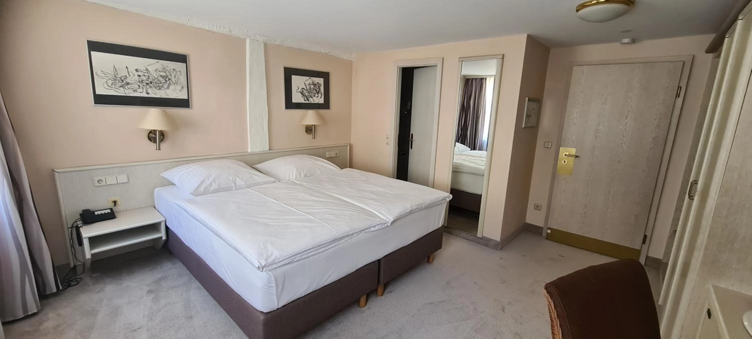 Bed in Hotel Garni "Am Ellinger Tor"