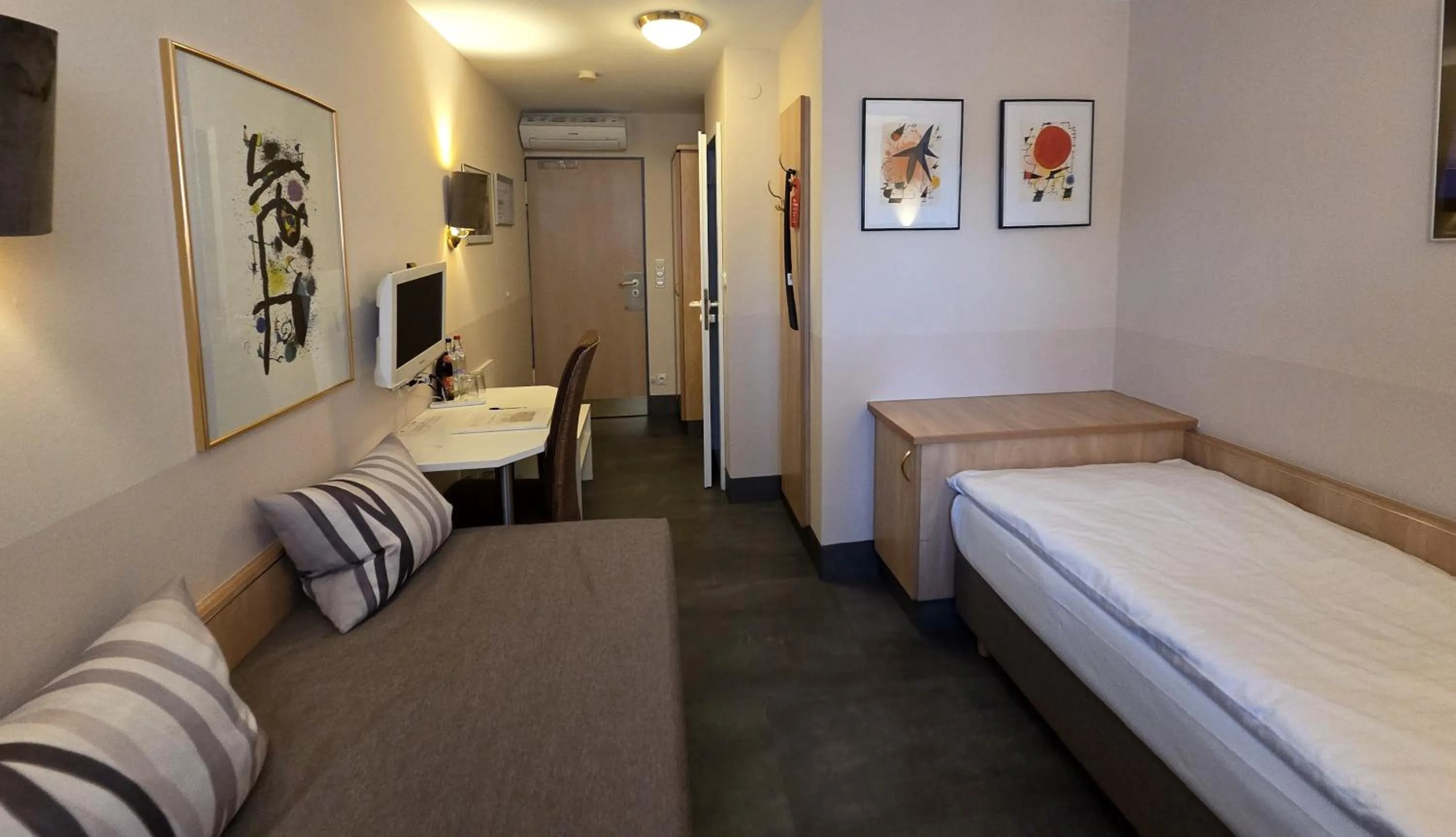 Photo of the whole room, Bed in Hotel Garni "Am Ellinger Tor"