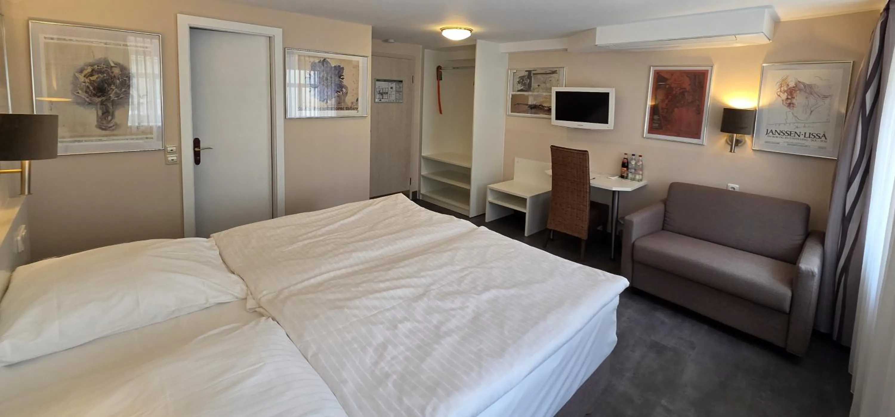 Photo of the whole room, Bed in Hotel Garni "Am Ellinger Tor"