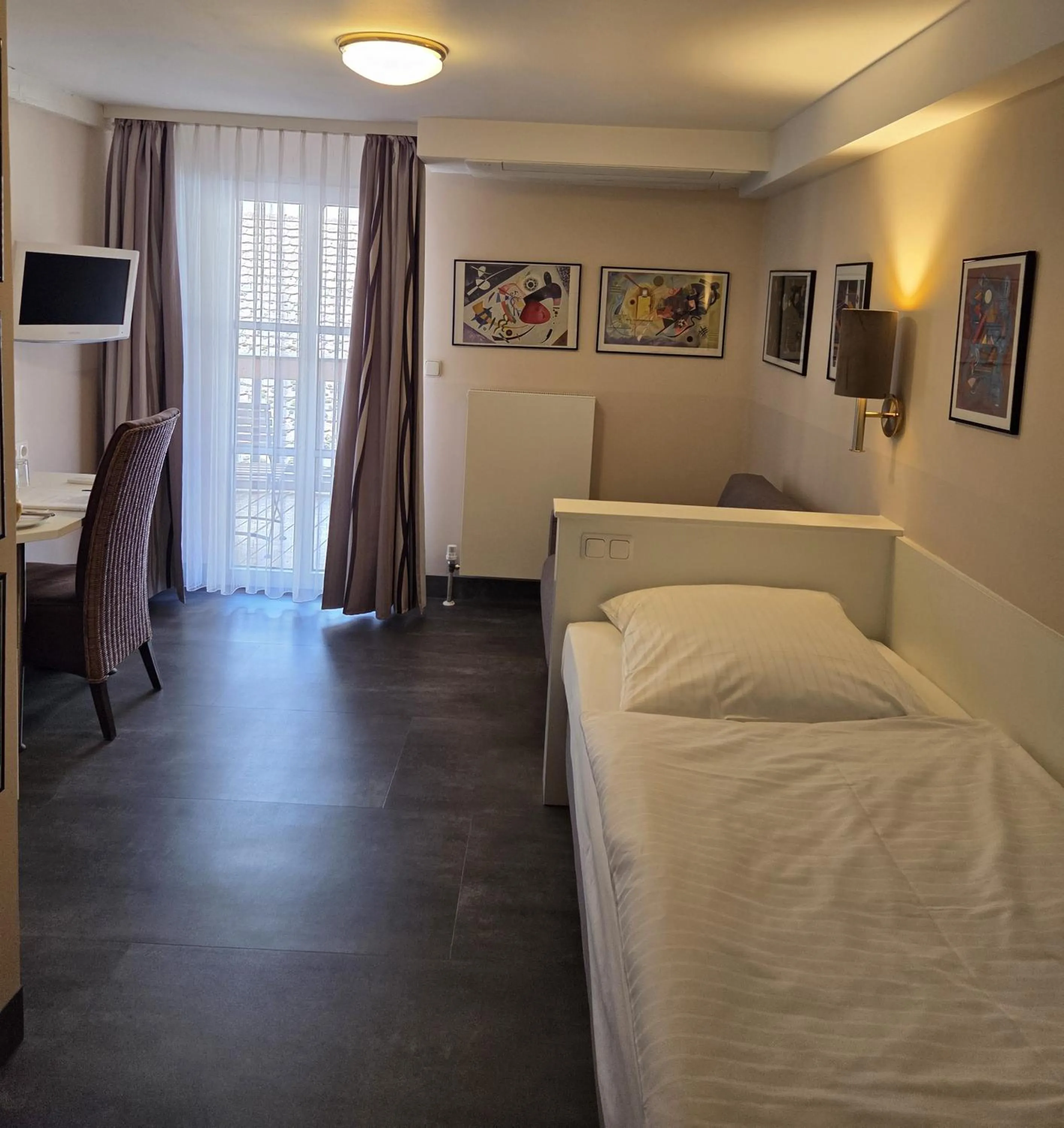 Photo of the whole room, Bed in Hotel Garni "Am Ellinger Tor"