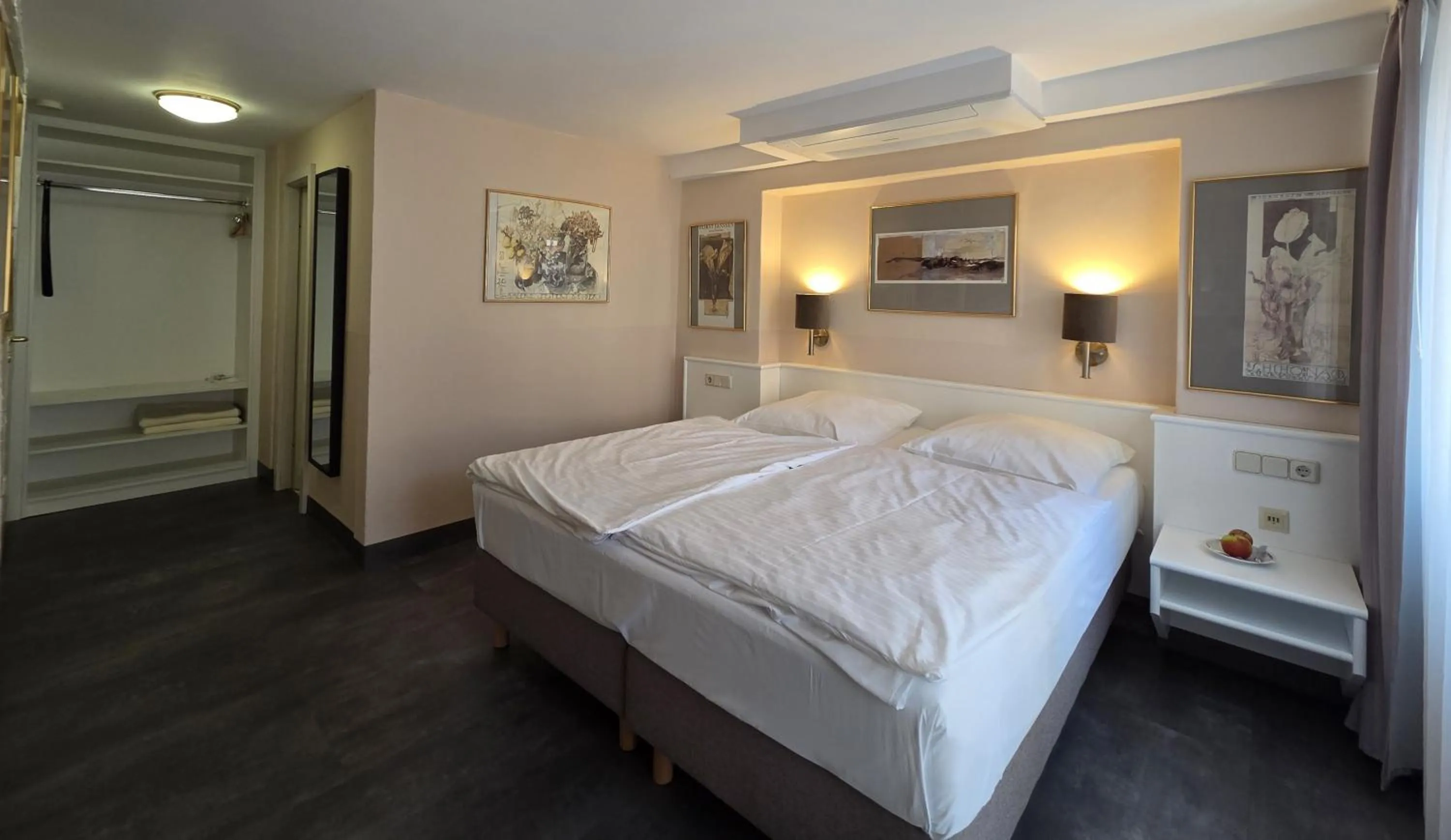 Photo of the whole room, Bed in Hotel Garni "Am Ellinger Tor"