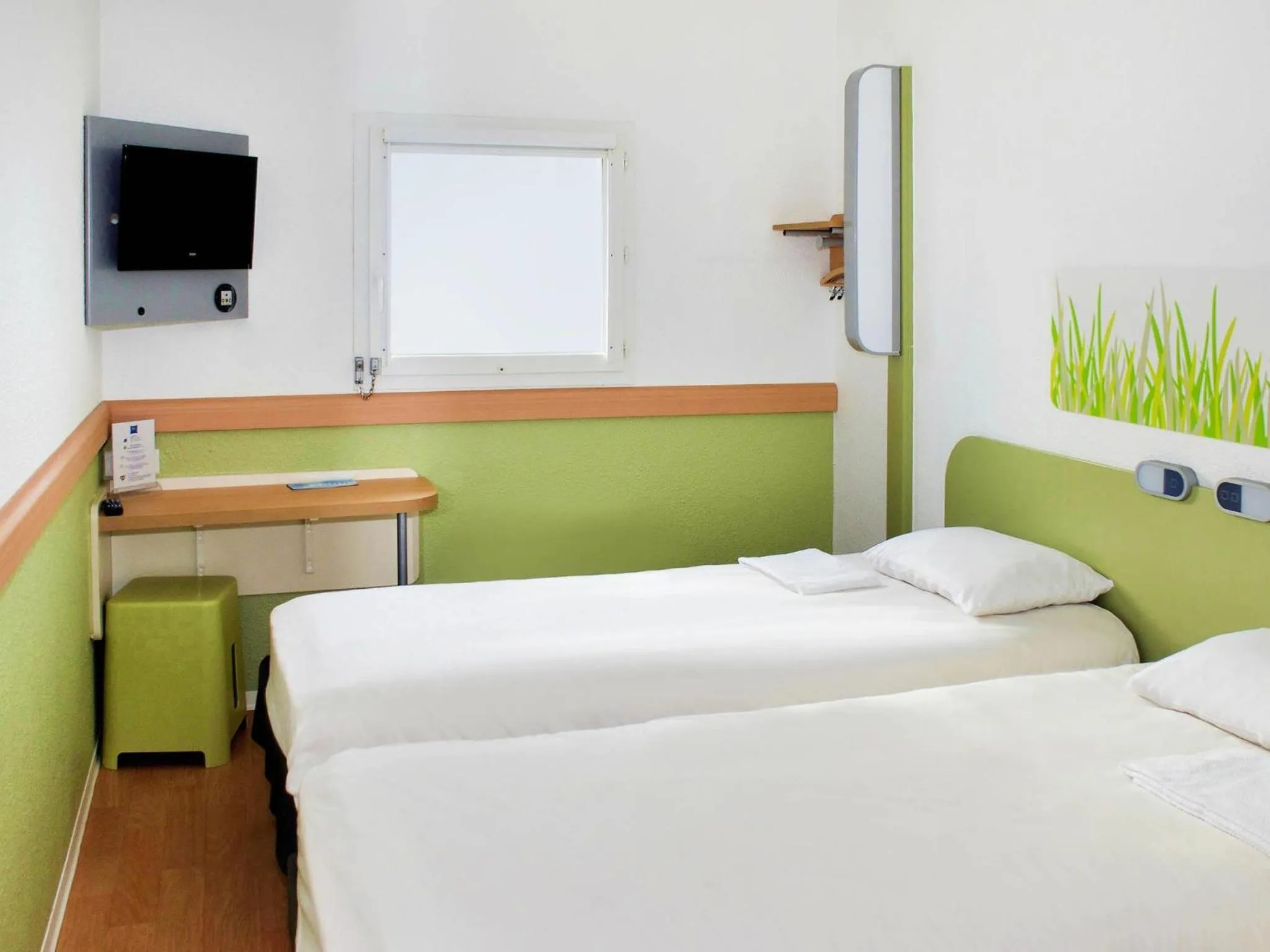 Bedroom, Bed in ibis budget Flers Grands Champs