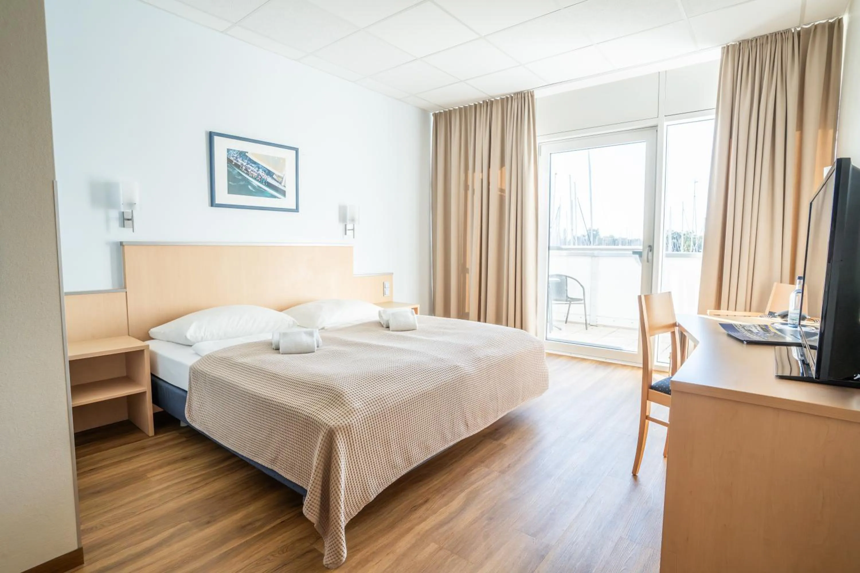 Photo of the whole room, Bed in Bodensee Yachthotel Schattmaier