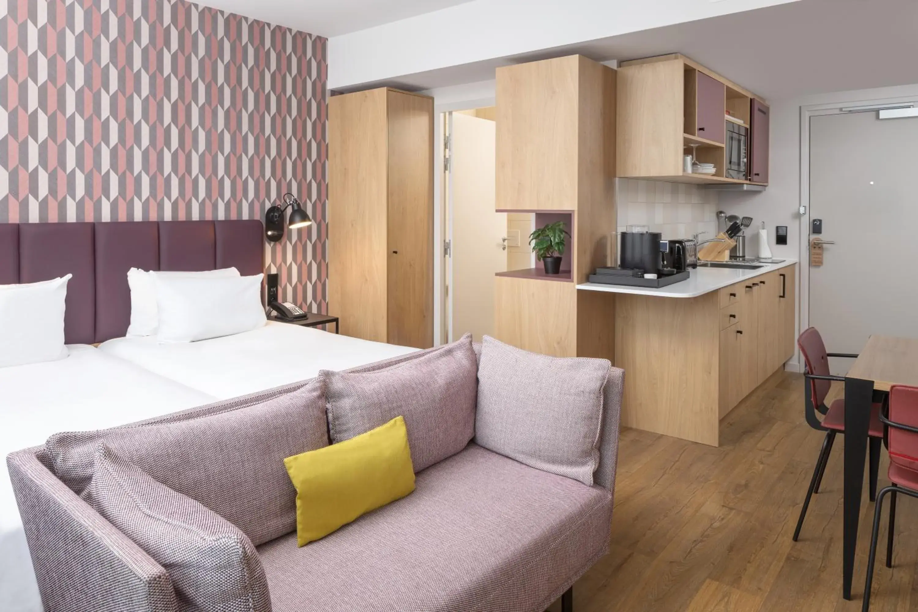 Bedroom, Bed in Hyatt House Paris Charles de Gaulle Airport Bedroom, Bed in Hyatt House Paris Charles de Gaulle Airport