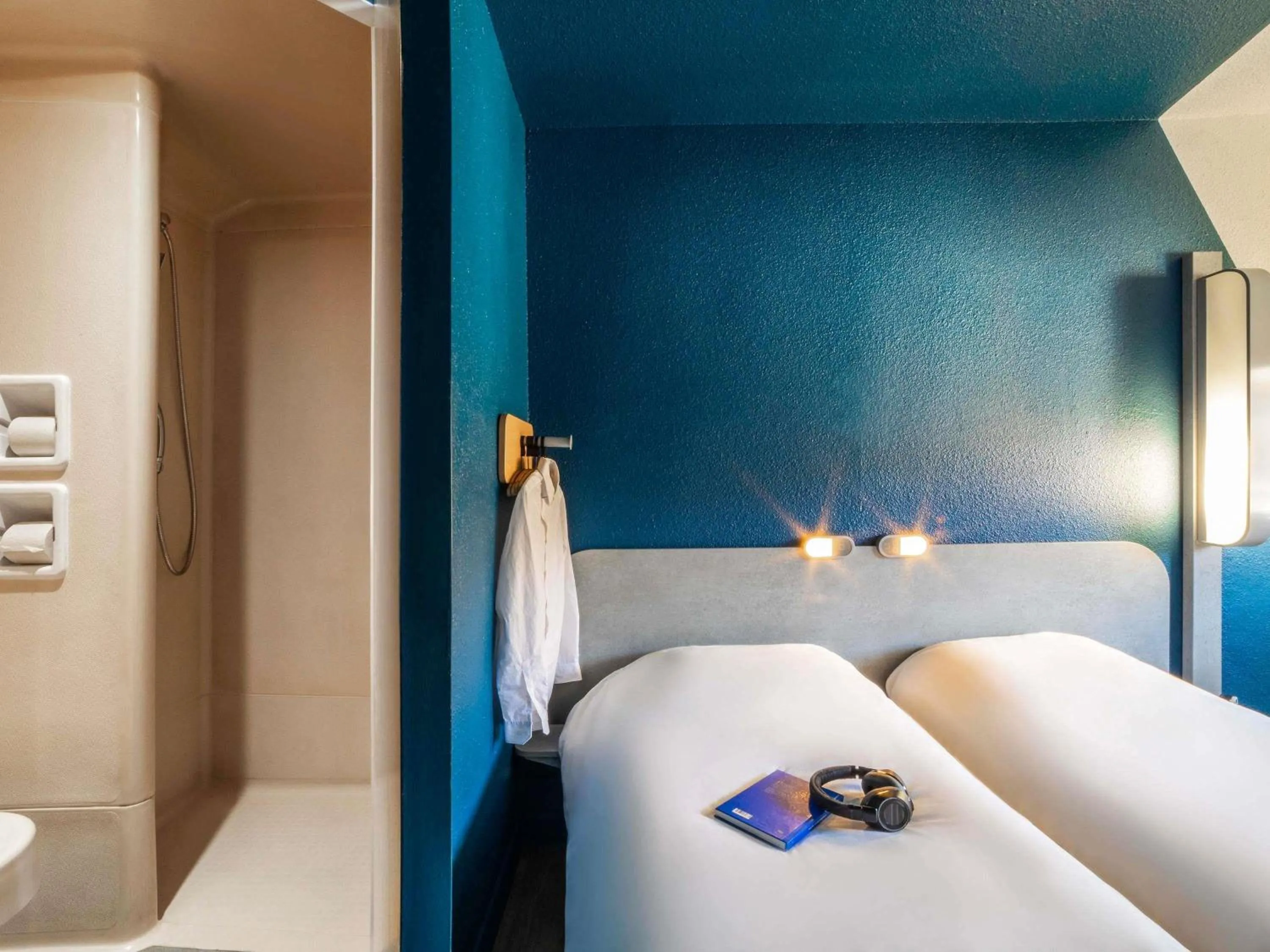 Bedroom, Bed in ibis budget Sucy en Brie