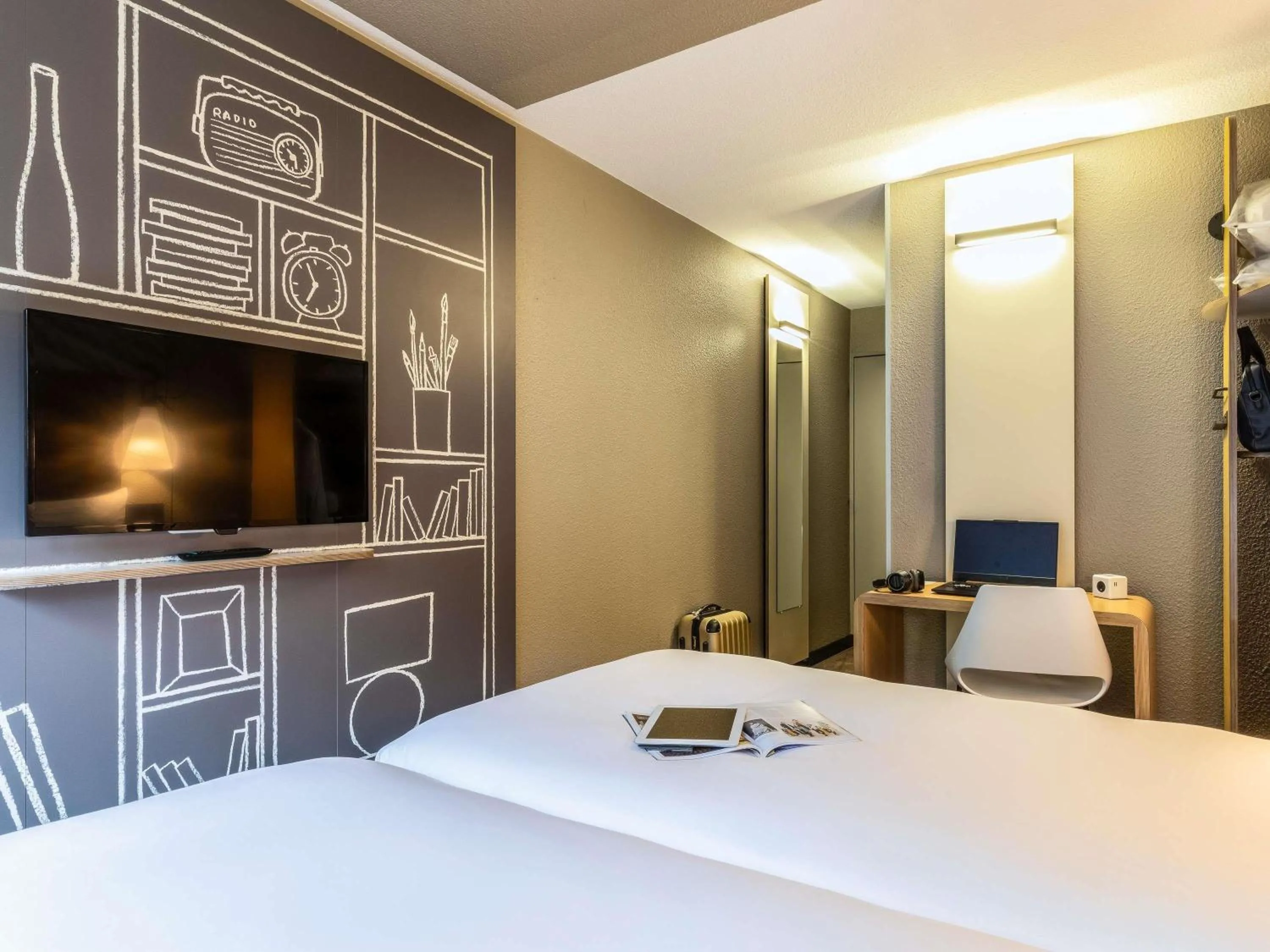 Bedroom, Bed in ibis Velizy Jouy-En-Josas