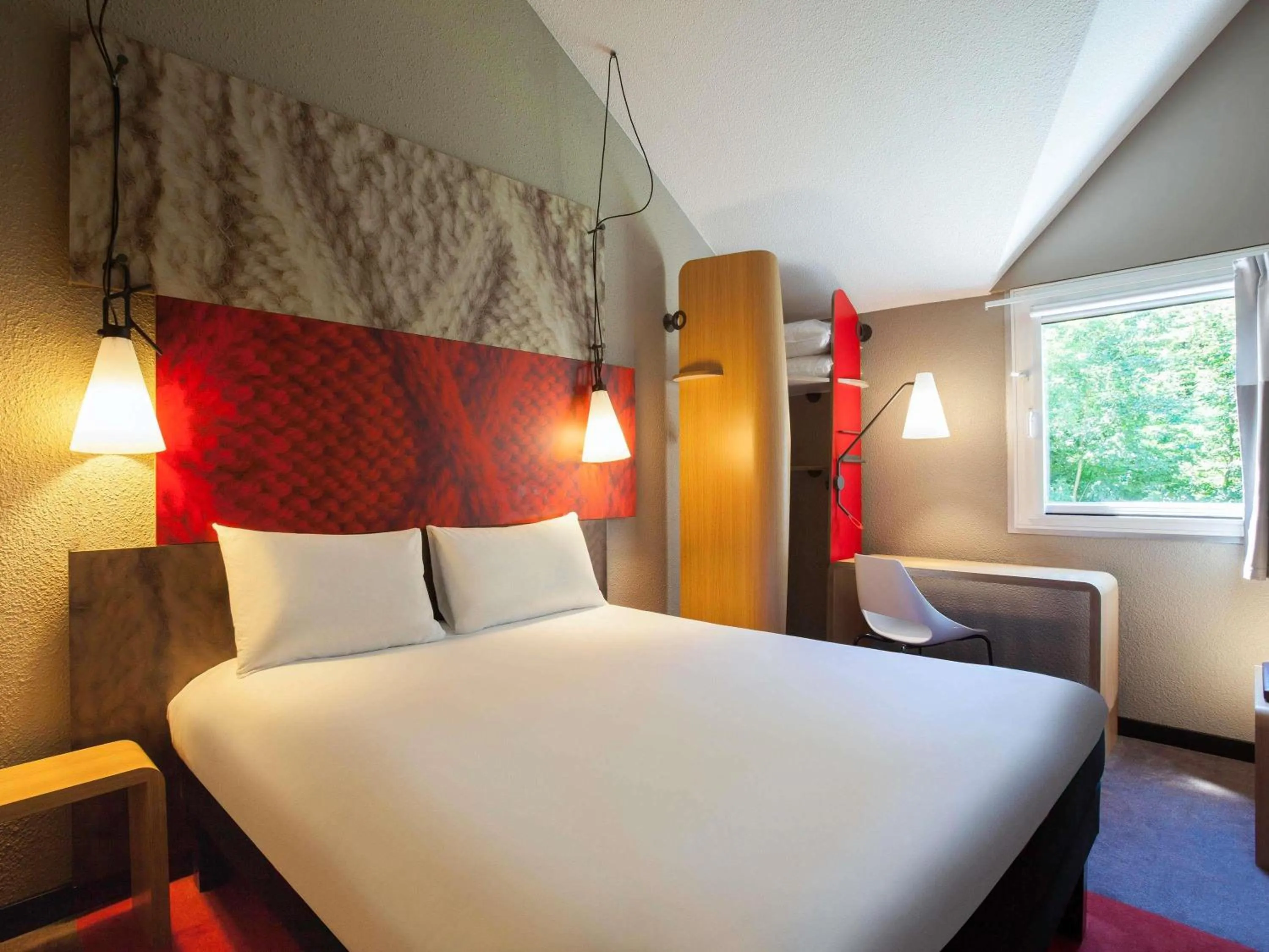 Bedroom, Bed in ibis Velizy Jouy-En-Josas